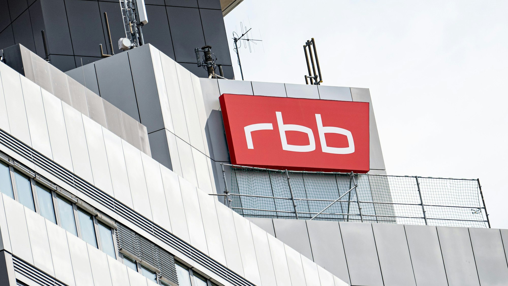 Ein Schild mit dem Logo des rbb hängt an dem Gebäude des Fernsehzentrums.