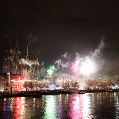Buntes Feuerwerk erleuchtet den Nachthimmel über dem Rhein.