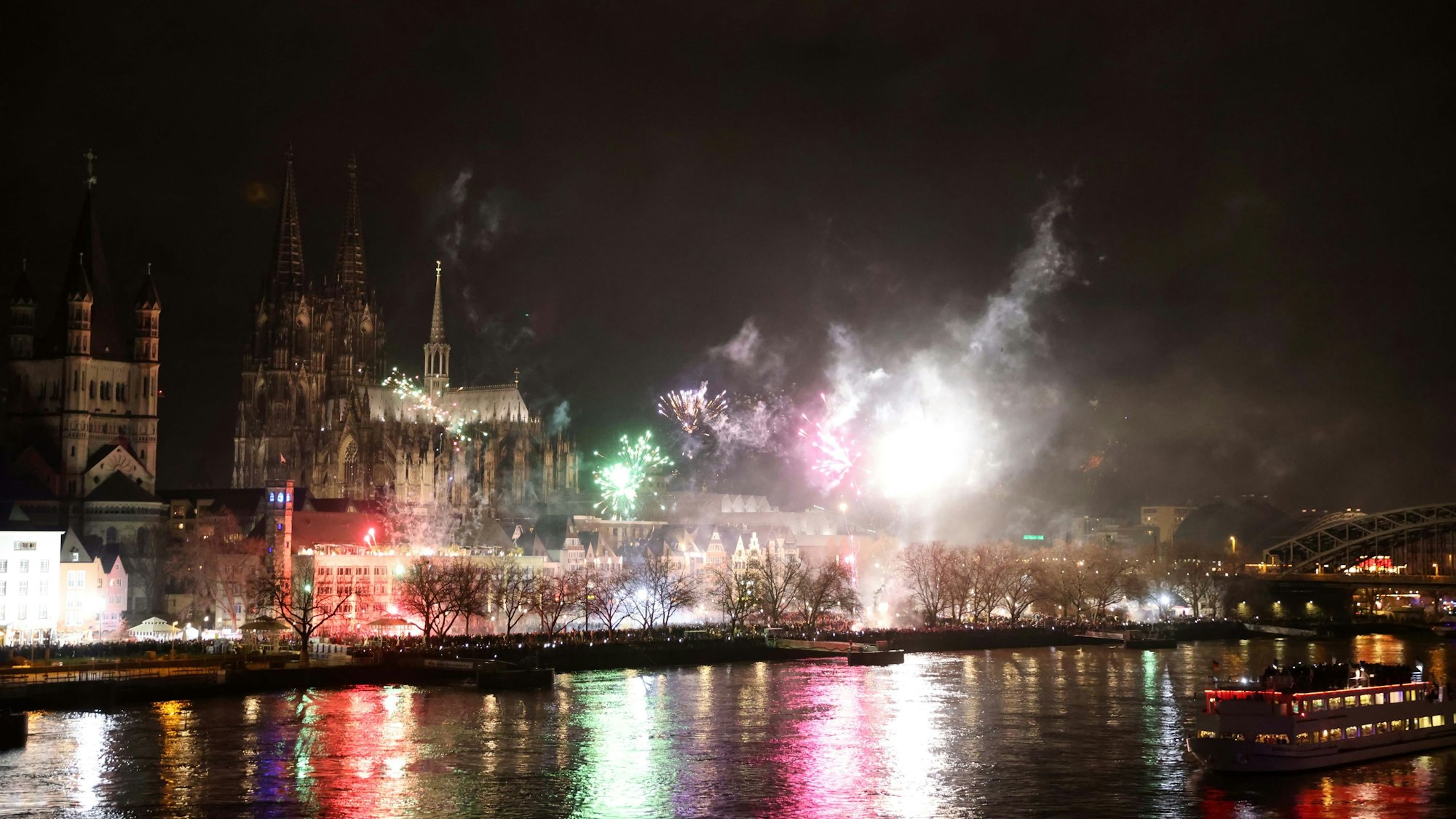 Das Feuerwerk am Rheinufer, forografiert von der Deutzer Brücke.