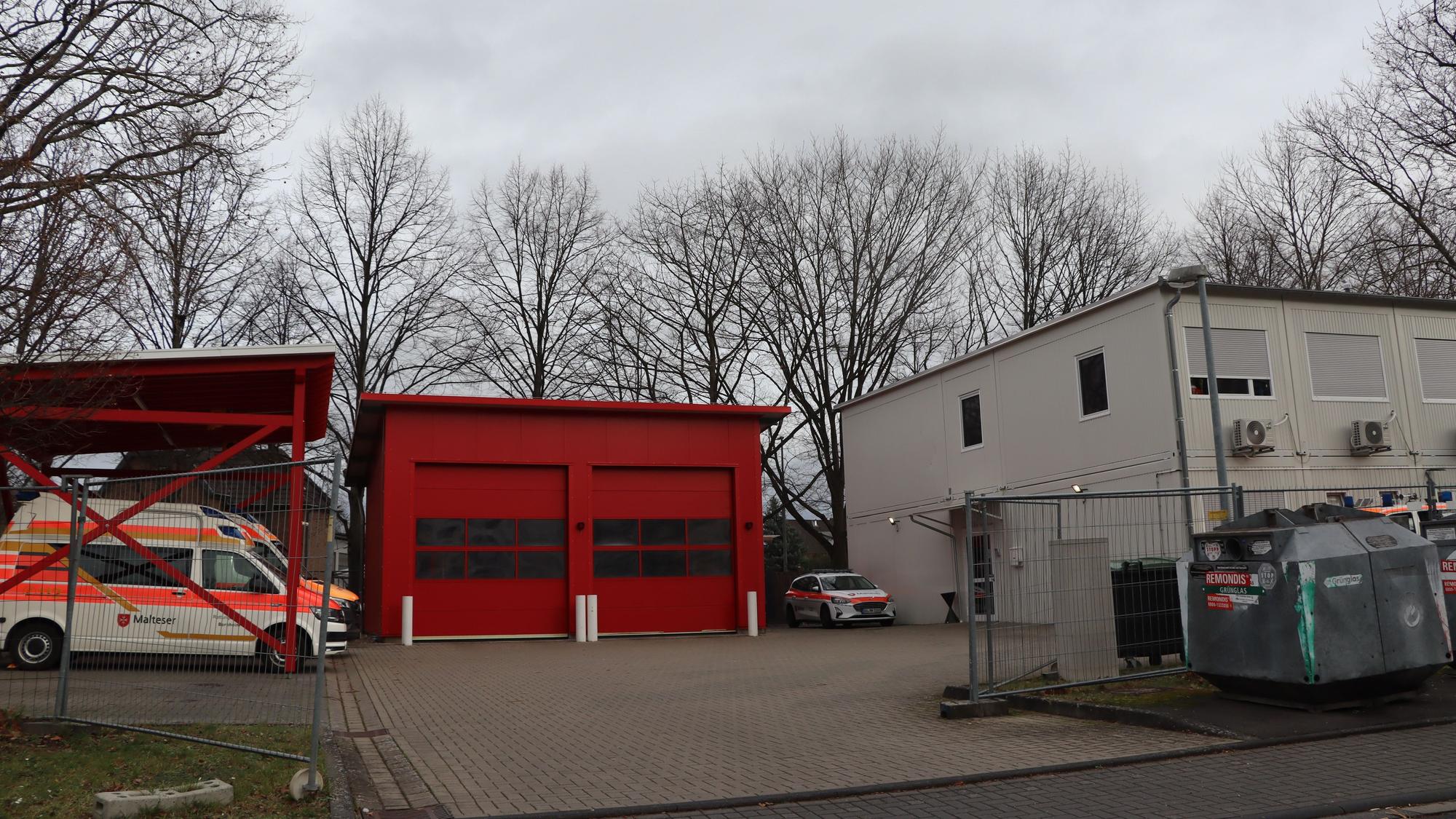 Der Platz in der Containeranlage reicht kaum für die Menschen und auch nicht für die Fahrzeuge.