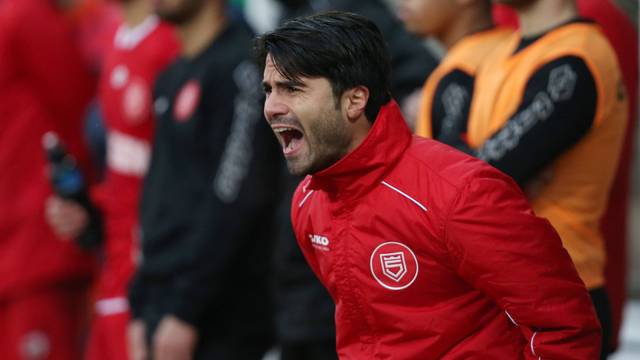 Serkan Dalman (SI) schreit kurz vor Spielende von der Auswechselbank aus Fussball Regionalliga West, 16. Spieltag, Sportfreunde Siegen - Rot Weiss Ahlen, am 06.11.2016 in Siegen/Deutschland.
Serkan Dalman Si screams Short before Game over from the Auswechselbank out Football third division West 16 Matchday Sports fans Siegen Red White Ahlen at 06 11 2016 in Siegen Germany