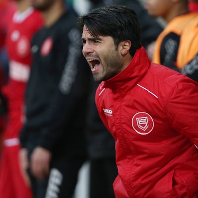 Serkan Dalman (SI) schreit kurz vor Spielende von der Auswechselbank aus Fussball Regionalliga West, 16. Spieltag, Sportfreunde Siegen - Rot Weiss Ahlen, am 06.11.2016 in Siegen/Deutschland.
Serkan Dalman Si screams Short before Game over from the Auswechselbank out Football third division West 16 Matchday Sports fans Siegen Red White Ahlen at 06 11 2016 in Siegen Germany