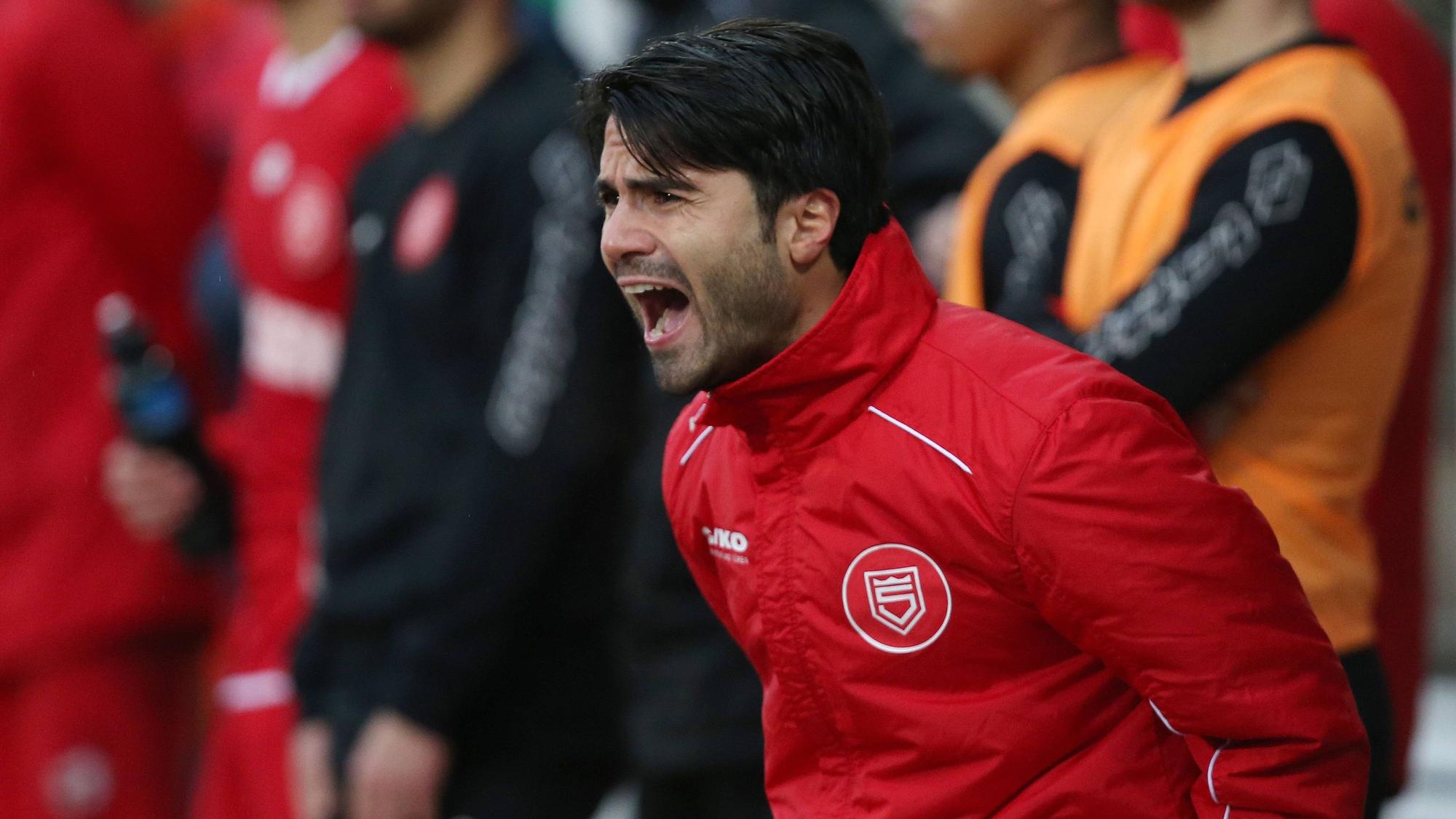 Serkan Dalman (SI) schreit kurz vor Spielende von der Auswechselbank aus Fussball Regionalliga West, 16. Spieltag, Sportfreunde Siegen - Rot Weiss Ahlen, am 06.11.2016 in Siegen/Deutschland.
Serkan Dalman Si screams Short before Game over from the Auswechselbank out Football third division West 16 Matchday Sports fans Siegen Red White Ahlen at 06 11 2016 in Siegen Germany