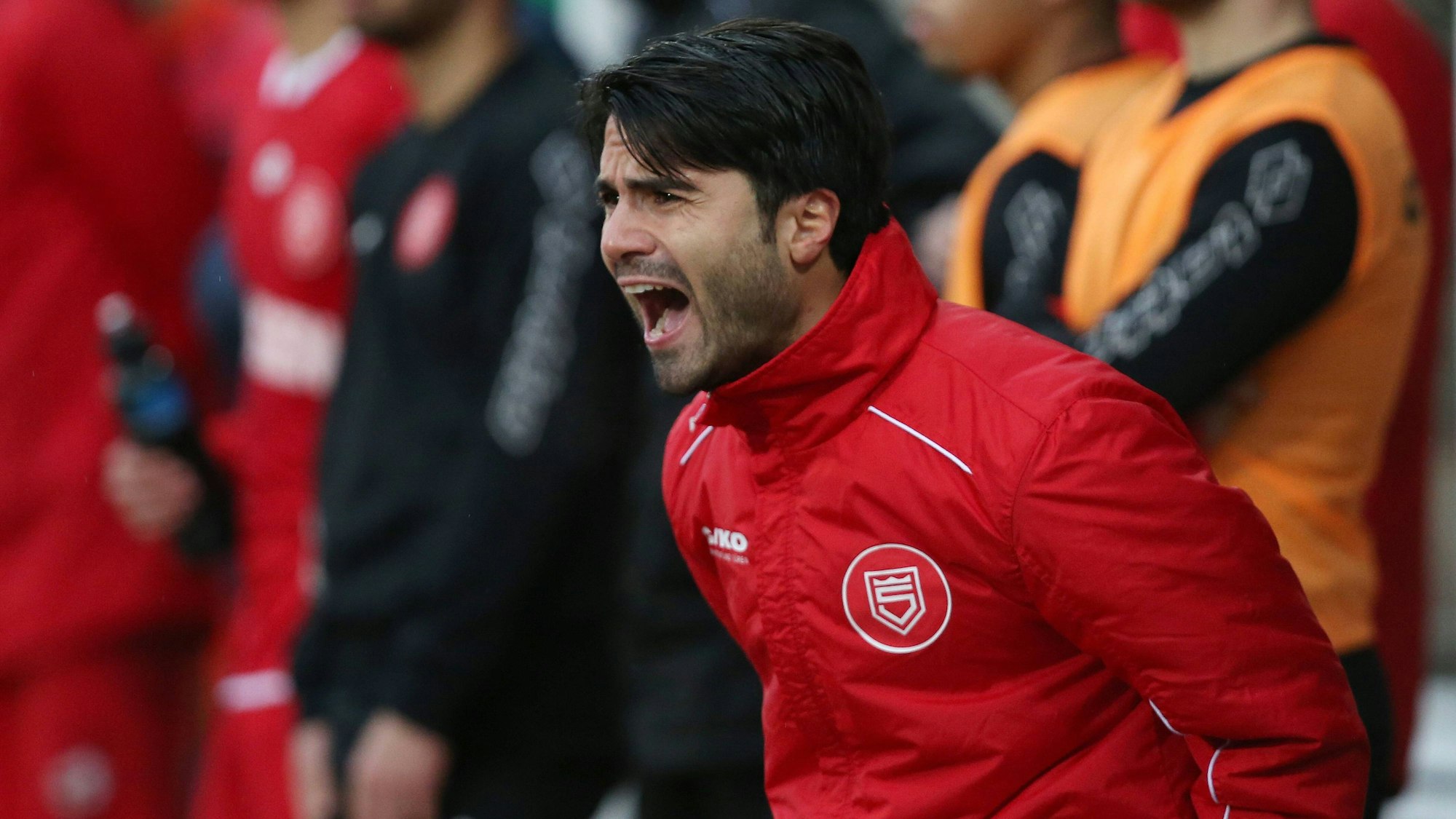 Serkan Dalman (SI) schreit kurz vor Spielende von der Auswechselbank aus Fussball Regionalliga West, 16. Spieltag, Sportfreunde Siegen - Rot Weiss Ahlen, am 06.11.2016 in Siegen/Deutschland.
Serkan Dalman Si screams Short before Game over from the Auswechselbank out Football third division West 16 Matchday Sports fans Siegen Red White Ahlen at 06 11 2016 in Siegen Germany