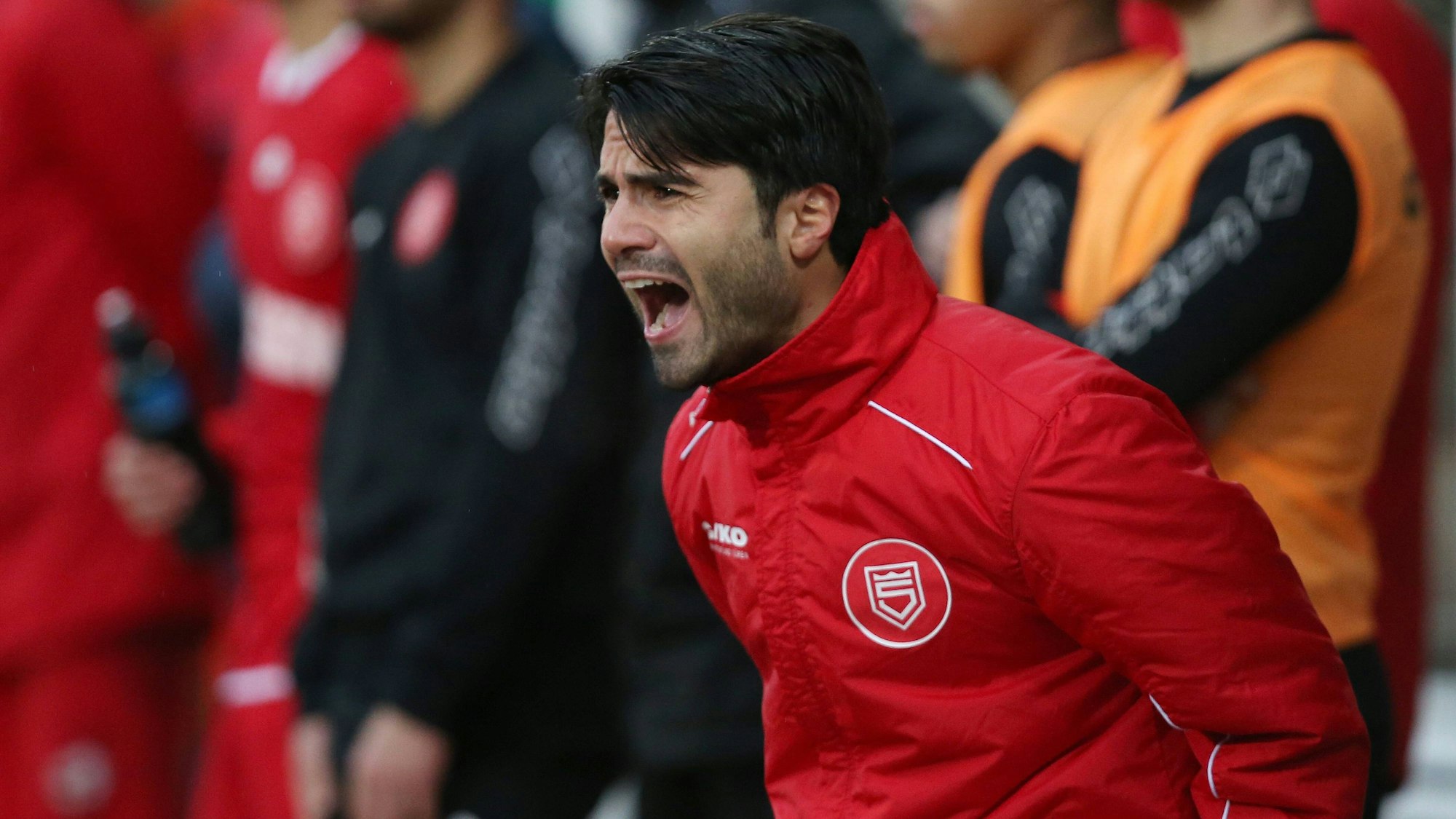 Serkan Dalman (SI) schreit kurz vor Spielende von der Auswechselbank aus Fussball Regionalliga West, 16. Spieltag, Sportfreunde Siegen - Rot Weiss Ahlen, am 06.11.2016 in Siegen/Deutschland.
Serkan Dalman Si screams Short before Game over from the Auswechselbank out Football third division West 16 Matchday Sports fans Siegen Red White Ahlen at 06 11 2016 in Siegen Germany