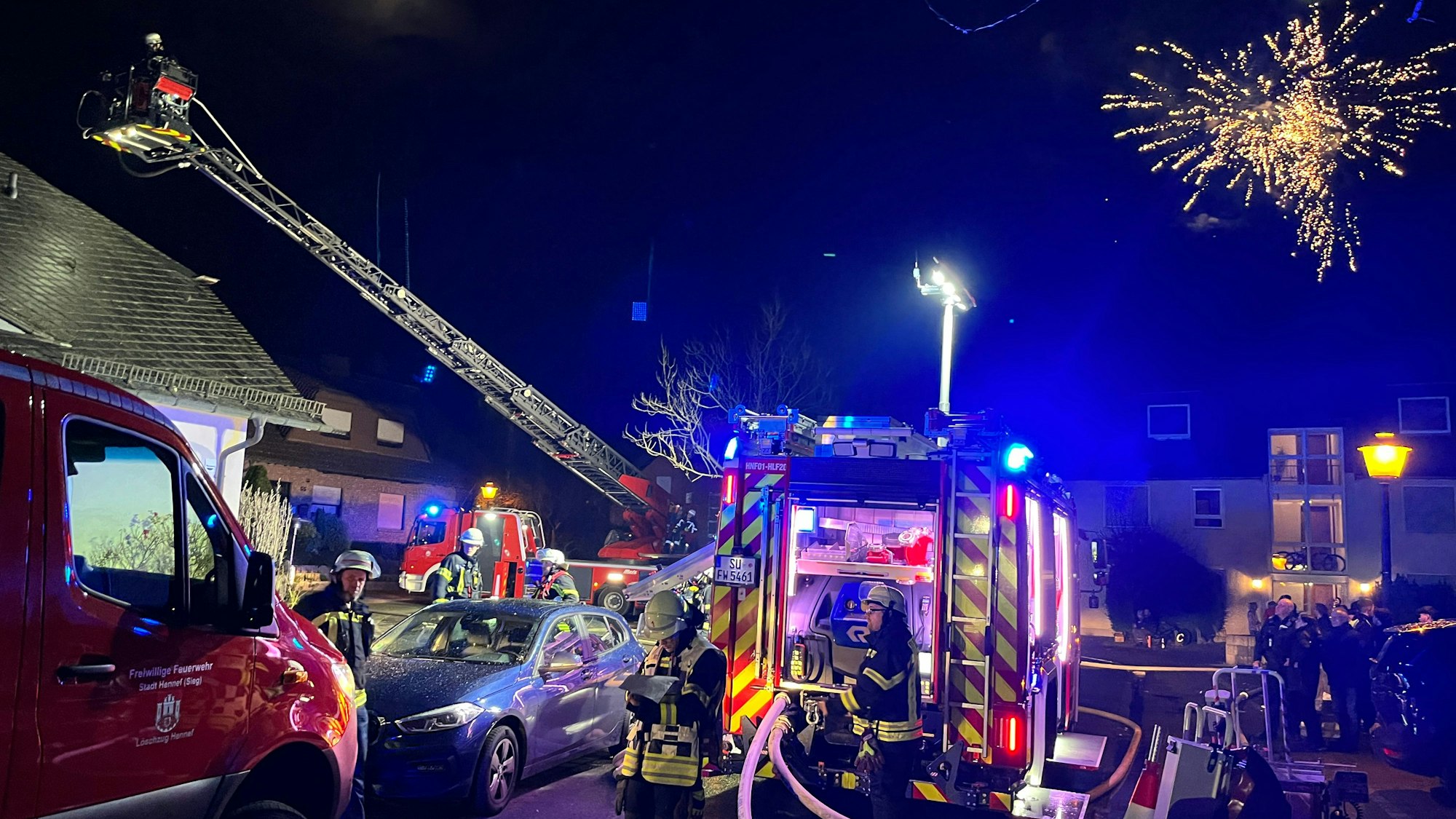 An der Willi-Lindlar-Straße in der Warth brannte zunächst eine Hecke, anschließend der Balkon, dann das Dach eines Hauses. Im Hintergrund wurden Raketen gezündet.