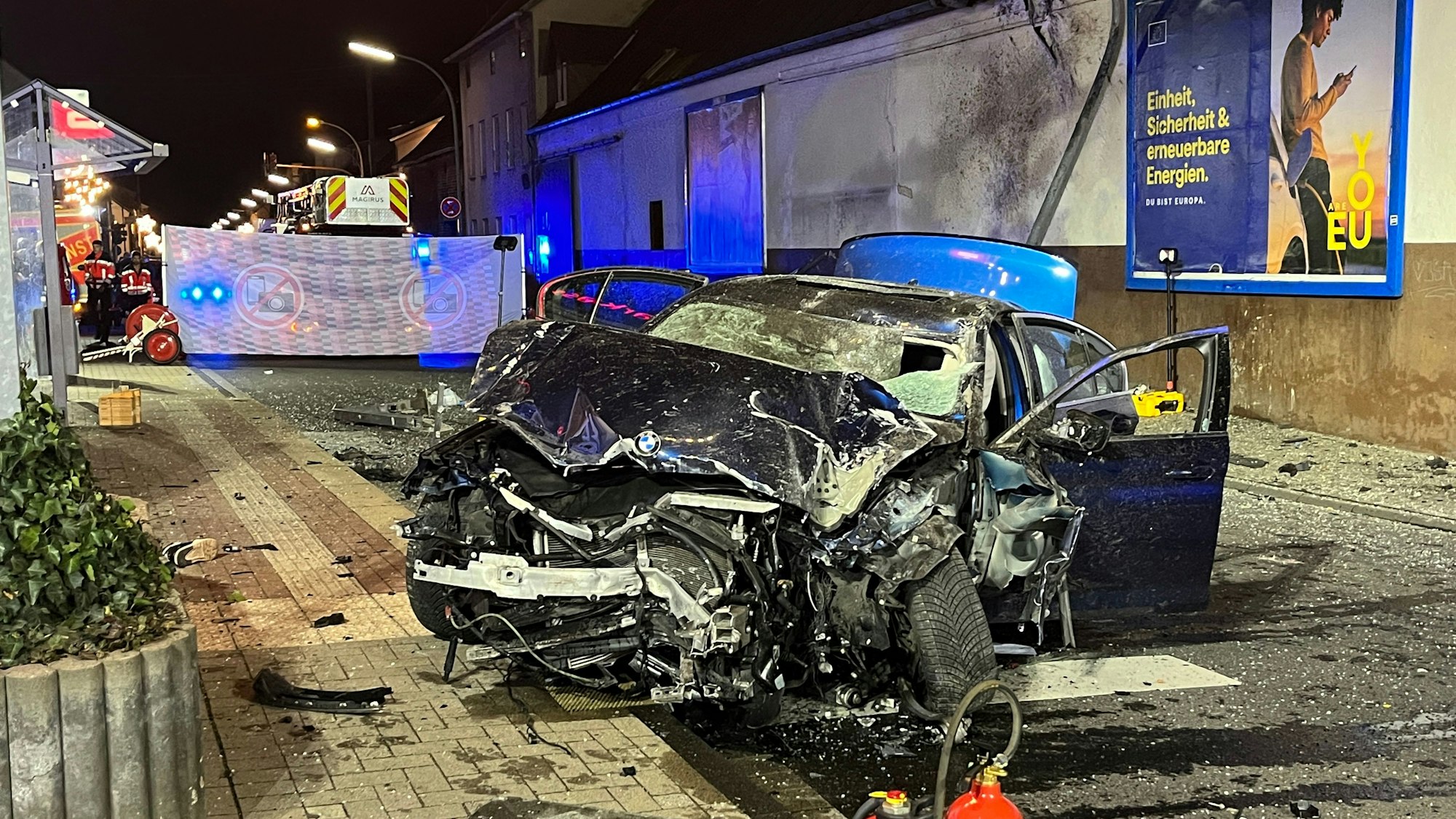 Bei einem tragischen Unfall auf der Provinzialstraße in Niederkassel ist ein 14 Jahre alter Jugendlicher getötet worden. Er saß in einem Buswartehäuschen, als ein Auto aus bislang ungeklärter Ursache ungebremst hineinfuhr.