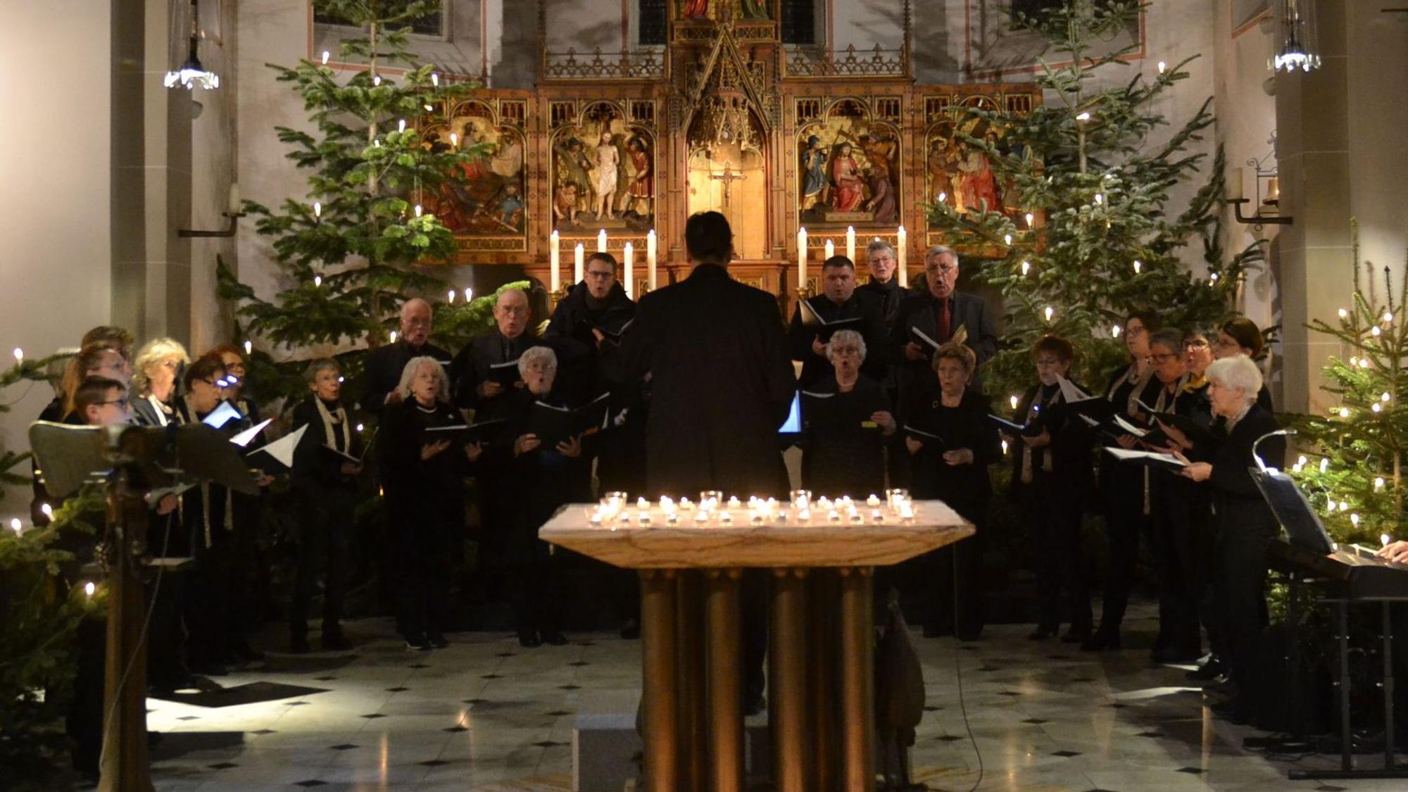 Das Bild zeigt die Chorgemeinschaft während des Konzerts vor dem Altar.