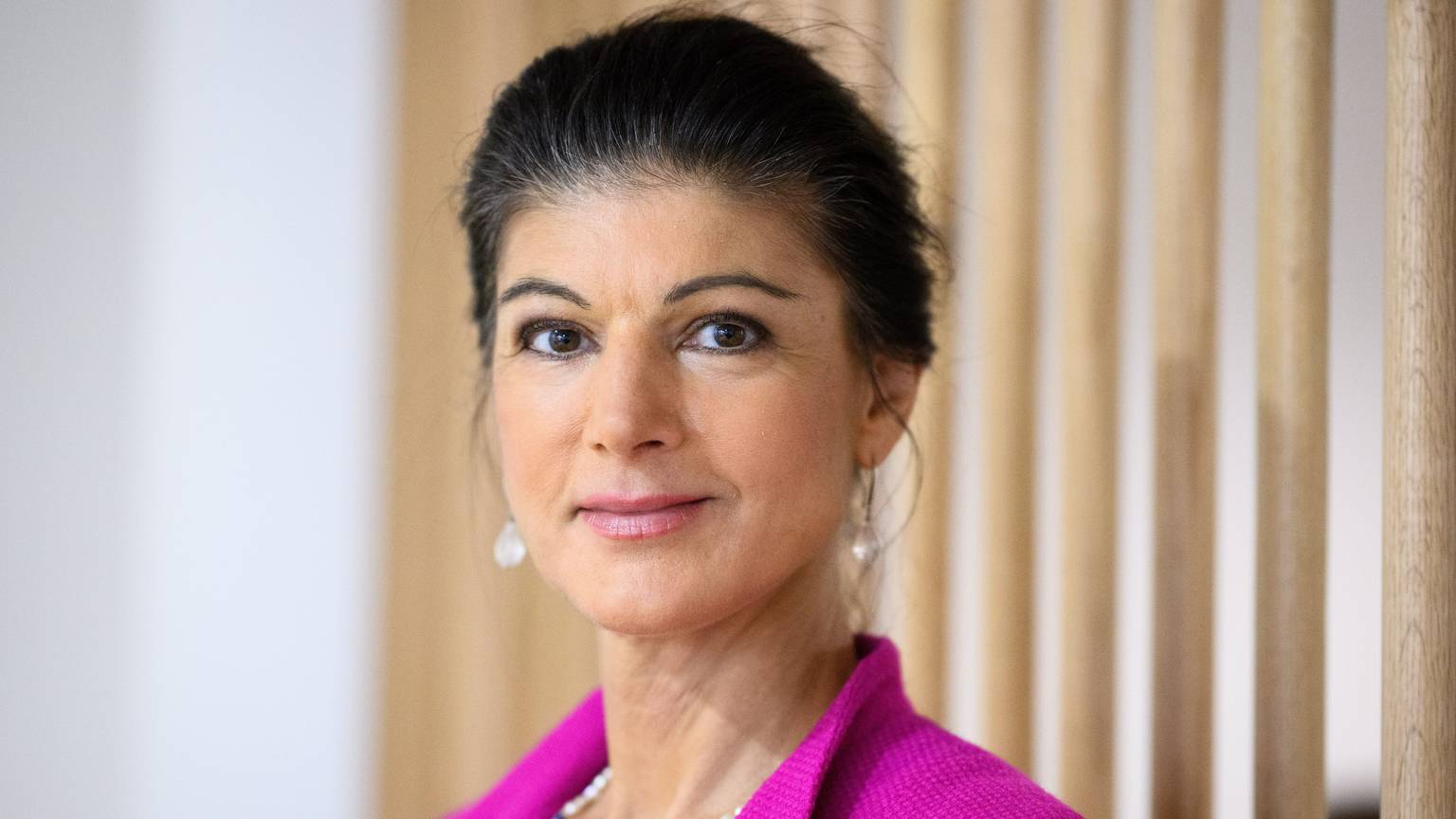 ARCHIV - 15.11.2023, Berlin: Sahra Wagenknecht steht im Newsroom der Deutschen Presse-Agentur dpa nach einem Interview mit der Nachrichtenagentur. (zu dpa: «Die AfD und die Ost-Wahlen: Warum 2024 ein Polit-Beben droht») Foto: Bernd von Jutrczenka/dpa +++ dpa-Bildfunk +++