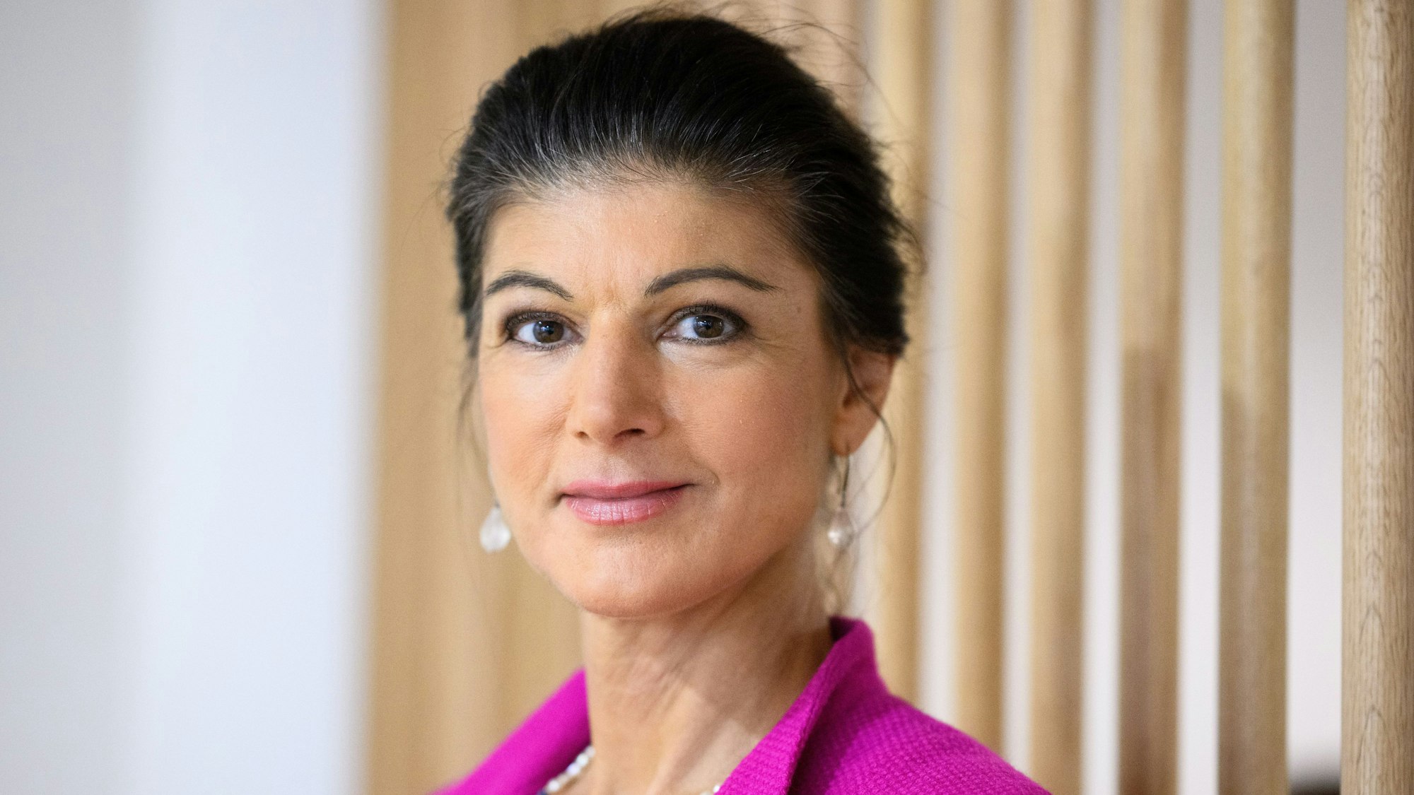 ARCHIV - 15.11.2023, Berlin: Sahra Wagenknecht steht im Newsroom der Deutschen Presse-Agentur dpa nach einem Interview mit der Nachrichtenagentur. (zu dpa: «Die AfD und die Ost-Wahlen: Warum 2024 ein Polit-Beben droht») Foto: Bernd von Jutrczenka/dpa +++ dpa-Bildfunk +++