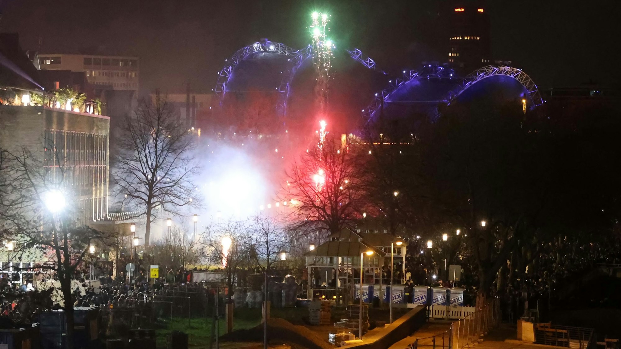 Am Rheinufer zündeten die ersten Raketen lange vor Mitternacht.