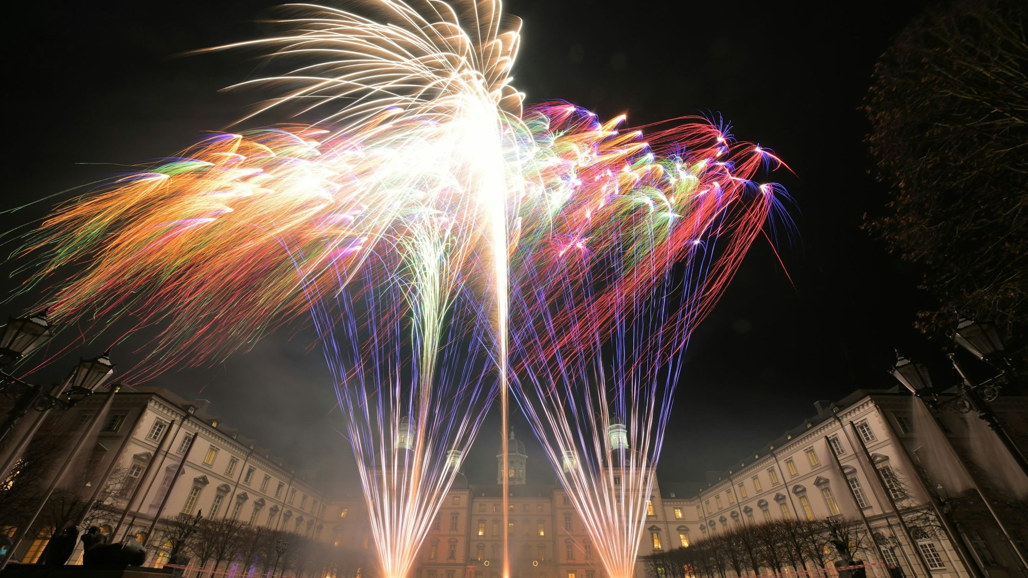 Bunte Lichter des Feuerwerks.