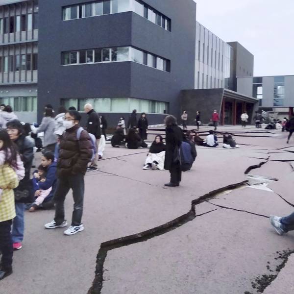In Wajima in der Präfektur Ishikawa ziehen sich nach dem Neujahrs-Erdbeben Risse durch den Boden.