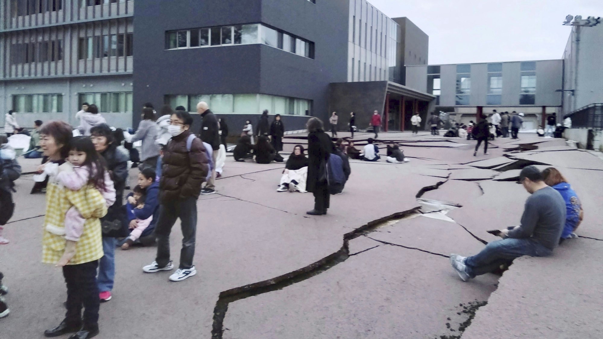 In Wajima in der Präfektur Ishikawa ziehen sich nach dem Neujahrs-Erdbeben Risse durch den Boden.