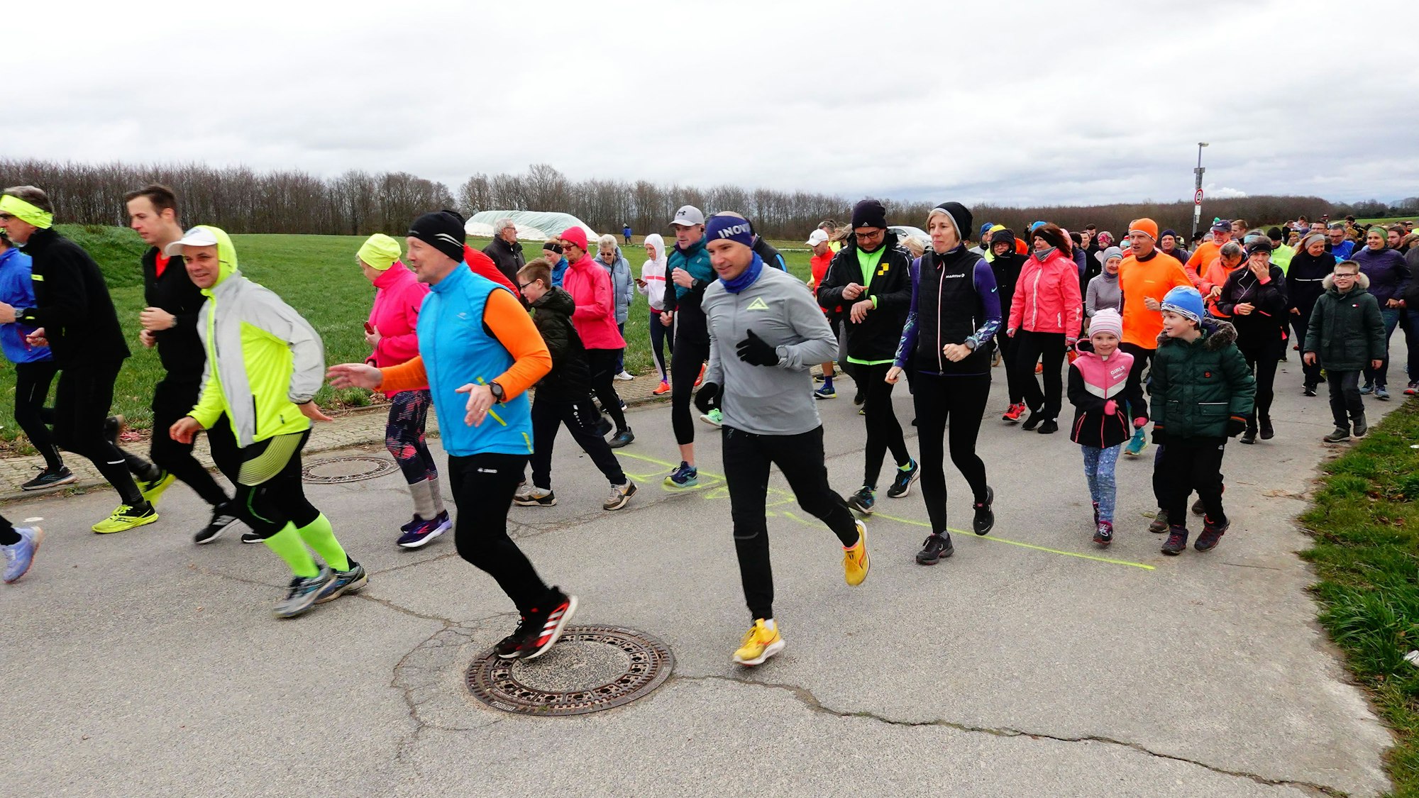 Dutzende Läuferinnen und Läufer, darunter auch Kinder, beim Start.