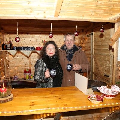 Sonja und Ralf Haase, errichten in ihrem Garten ein Weihnachtsdorf