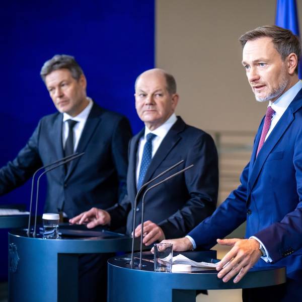 Robert Habeck (l-r, Bündnis 90/Die Grünen), Bundesminister für Wirtschaft und Klimaschutz, Bundeskanzler Olaf Scholz (SPD) und Christian Lindner (FDP), Bundesminister der Finanzen, geben ein Pressestatement zur Einigung für den Bundeshaushalt 2024 im Bundeskanzleramt.