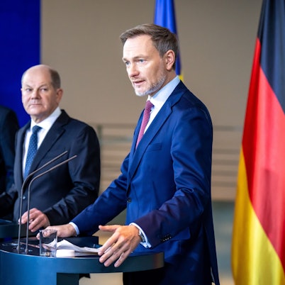 Robert Habeck (l-r, Bündnis 90/Die Grünen), Bundesminister für Wirtschaft und Klimaschutz, Bundeskanzler Olaf Scholz (SPD) und Christian Lindner (FDP), Bundesminister der Finanzen, geben ein Pressestatement zur Einigung für den Bundeshaushalt 2024 im Bundeskanzleramt.
