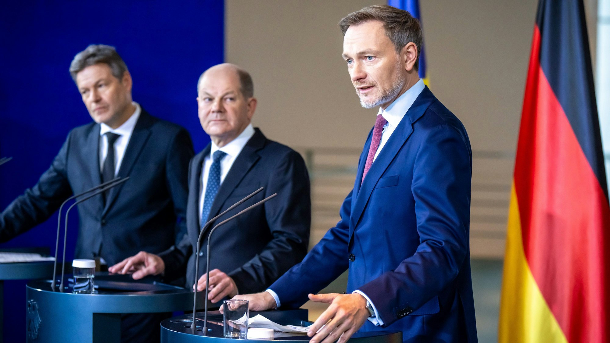 Robert Habeck (l-r, Bündnis 90/Die Grünen), Bundesminister für Wirtschaft und Klimaschutz, Bundeskanzler Olaf Scholz (SPD) und Christian Lindner (FDP), Bundesminister der Finanzen, geben ein Pressestatement zur Einigung für den Bundeshaushalt 2024 im Bundeskanzleramt.