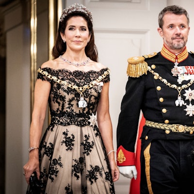 Der dänische König Frederik X. (56, r), neben ihm Königin Mary, will künftig keine Unternehmen mehr als Hoflieferanten auszeichnen.