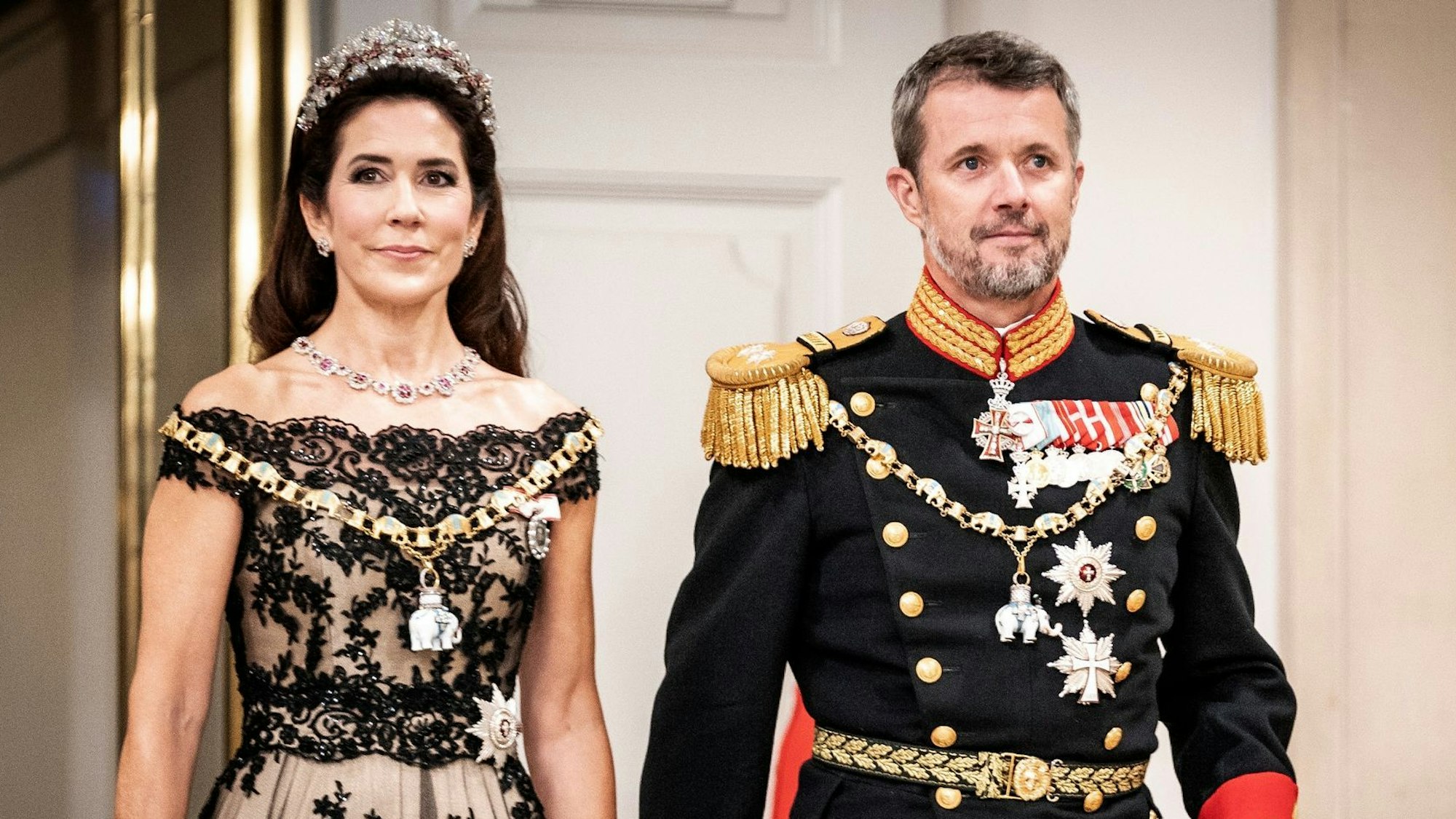 Der dänische König Frederik X. (56, r), neben ihm Königin Mary, will künftig keine Unternehmen mehr als Hoflieferanten auszeichnen.