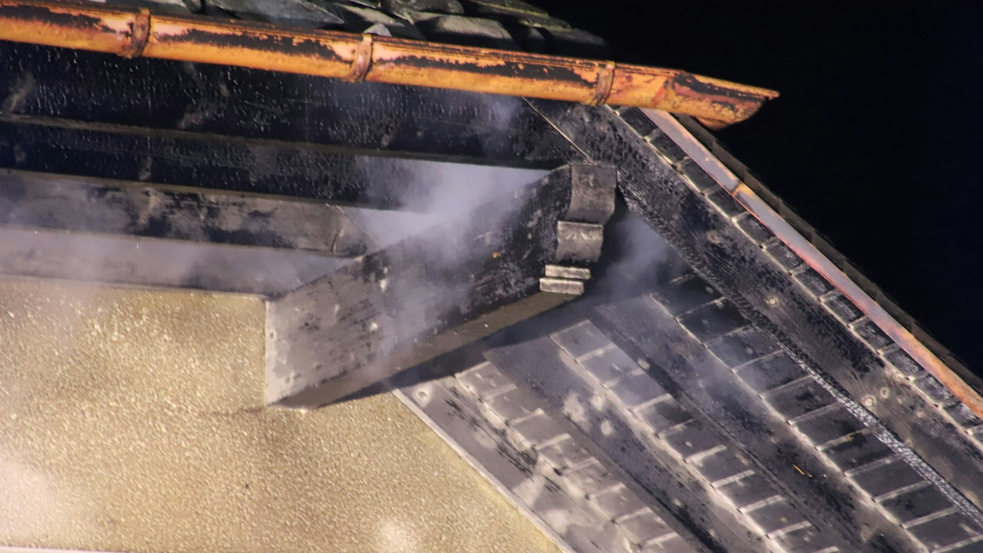 An der Willi-Lindlar-Straße in der Warth brannte zunächst eine Hecke, anschließend der Balkon, dann das Dach eines Hauses.