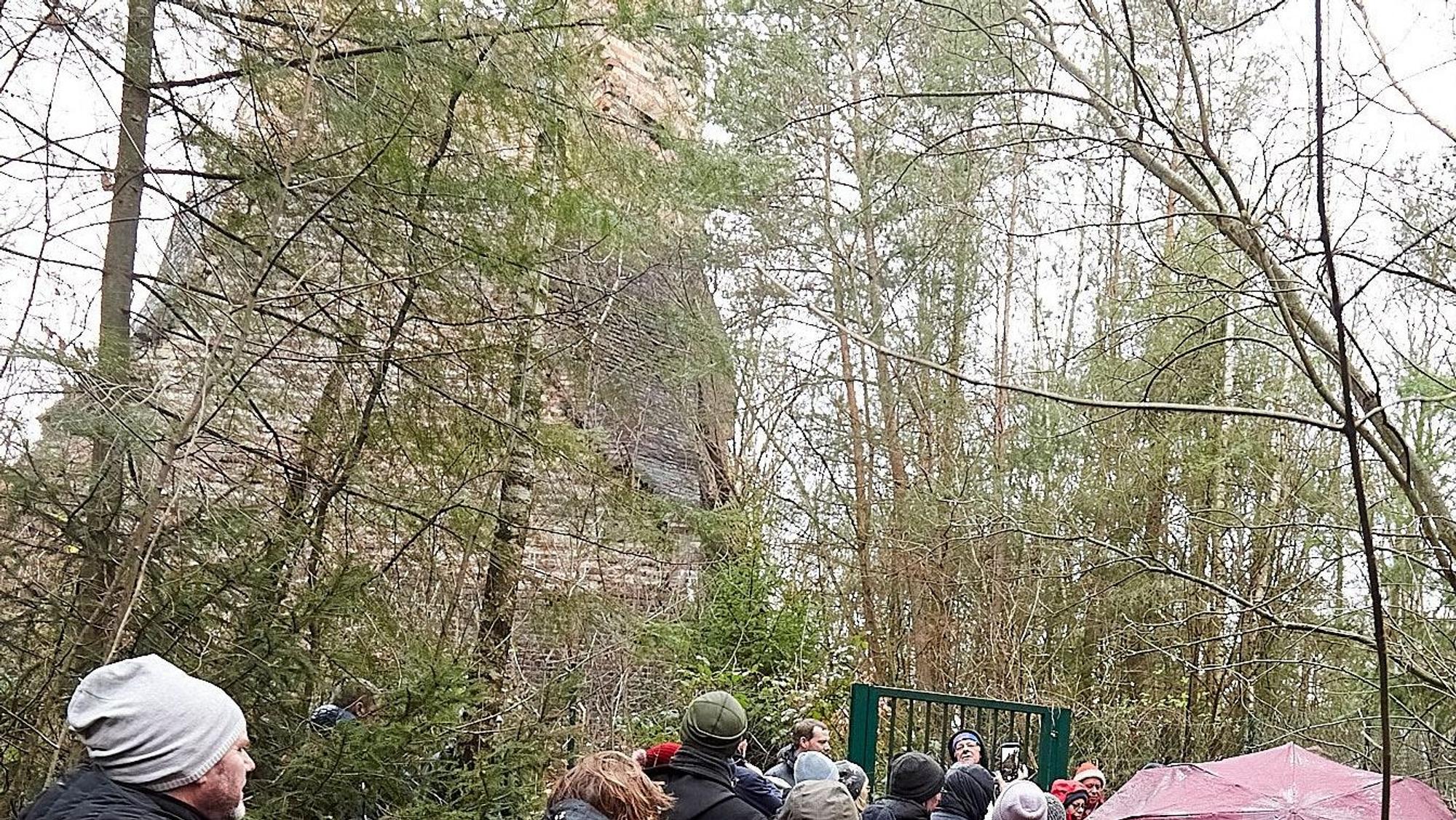 Am Fundament des Langen Emil machten die Teilnehmer der Führungen Station