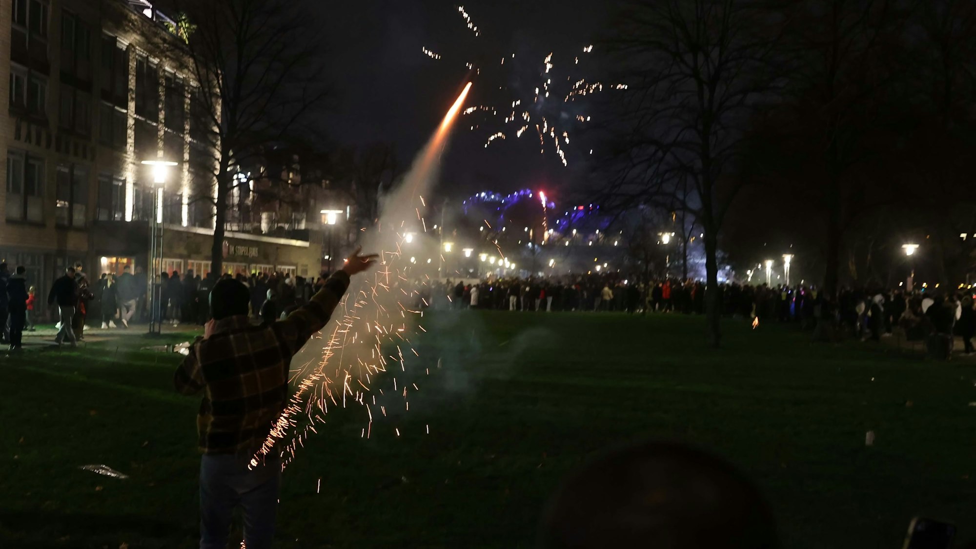 Viele Feiernde ließen ihre Raketen direkt aus der Hand starten.