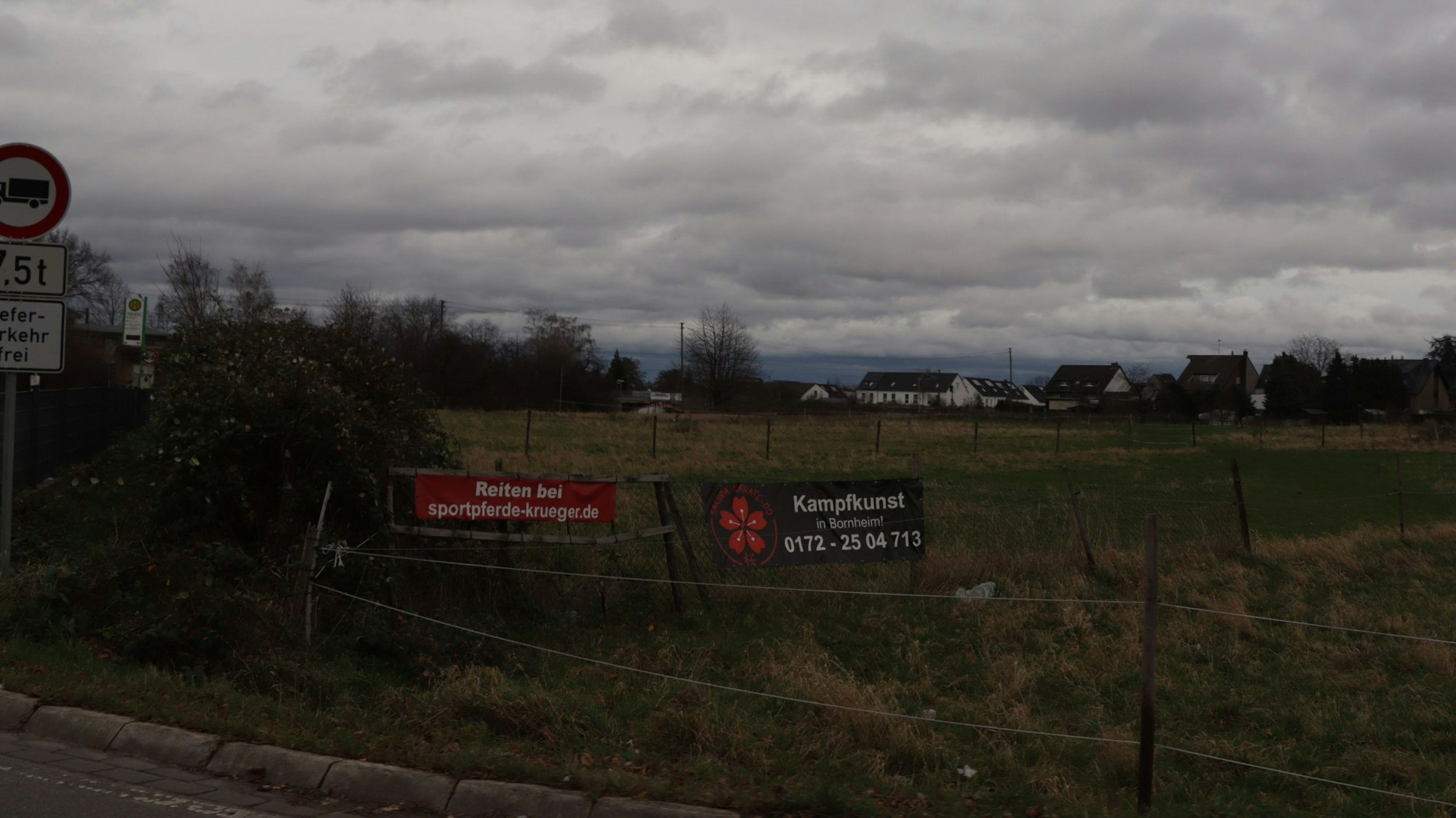 Hier auf der Weide am Hellenkreuz soll schon im nächsten Jahr die neue Rettungswache bezogen werden können.