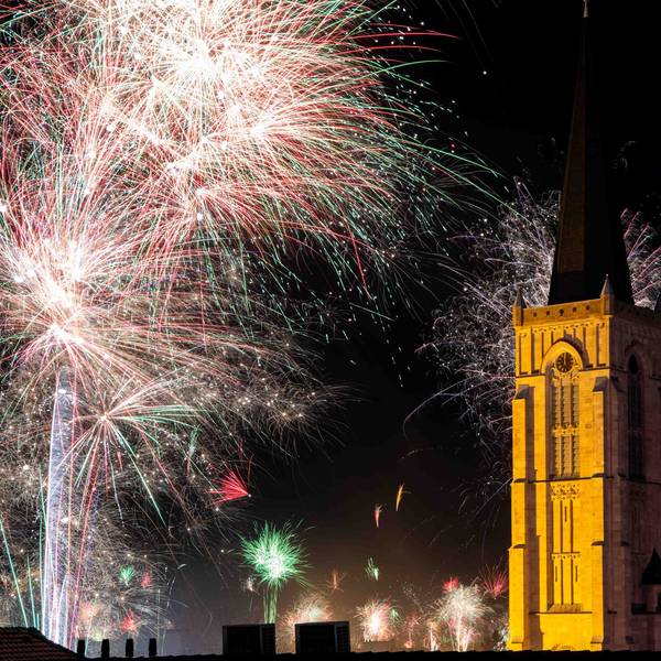 Das Bild zeigt Feuerwerk in der Silvesternacht an der Herz-Jesu-Kirche in Euskirchen.