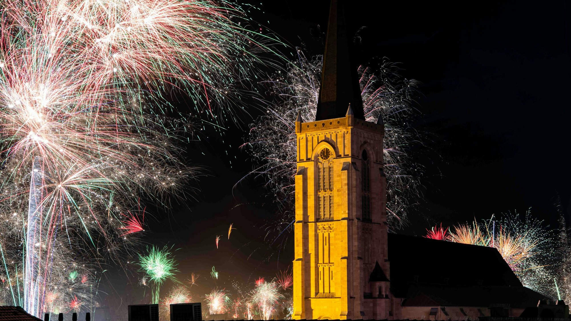 Das Bild zeigt Feuerwerk in der Silvesternacht an der Herz-Jesu-Kirche in Euskirchen.