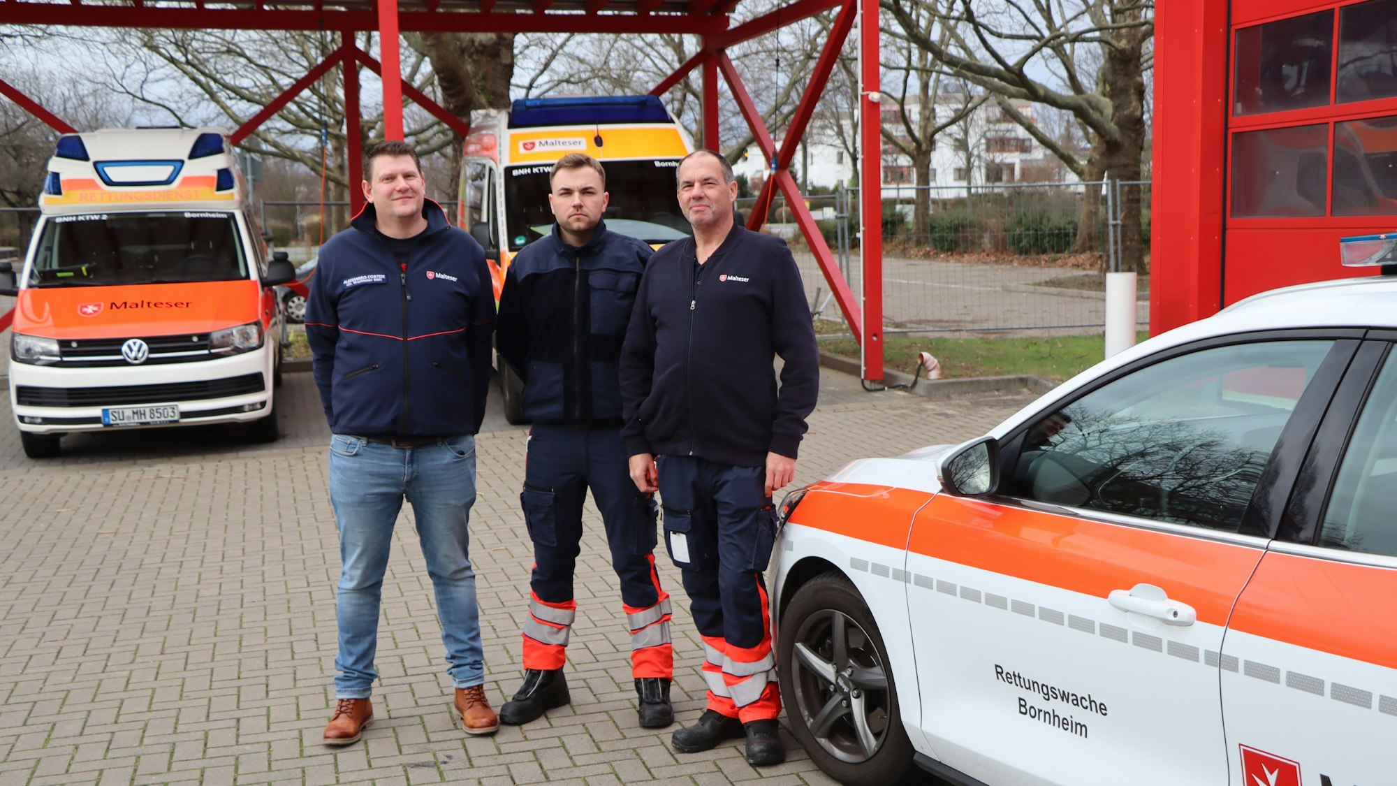Auch zumJahreswechsel ist die Rettungswache besetzt: Der stellvertretende Wachleiter (l.) Alessandro Cortese mit zwei Rettungskräften Paul Schwäbig (24) und (r.) Joachim Jungmann (45)