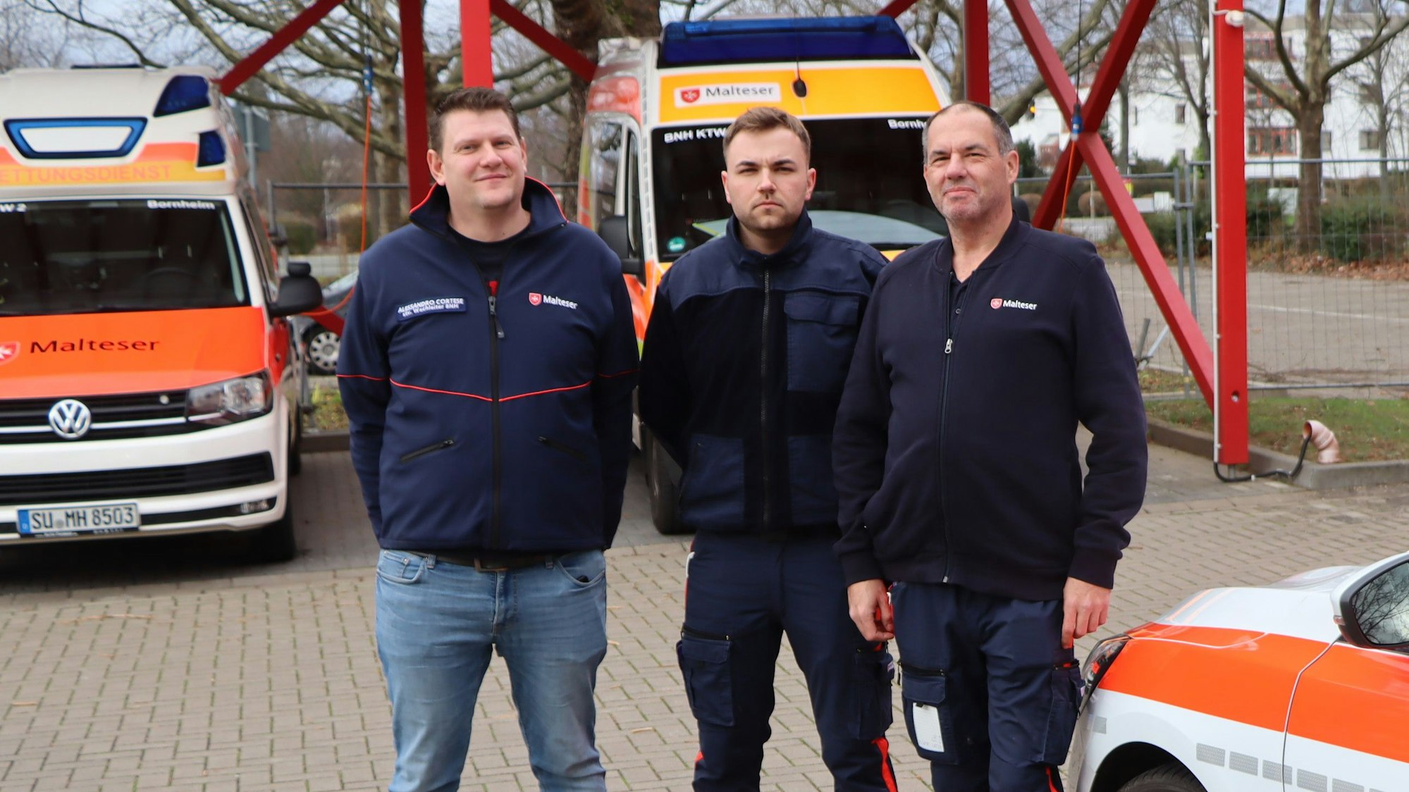 Skeptisch: Der stellvertretende Wachleiter (l. neben Kollegen) Alessandro Cortese.