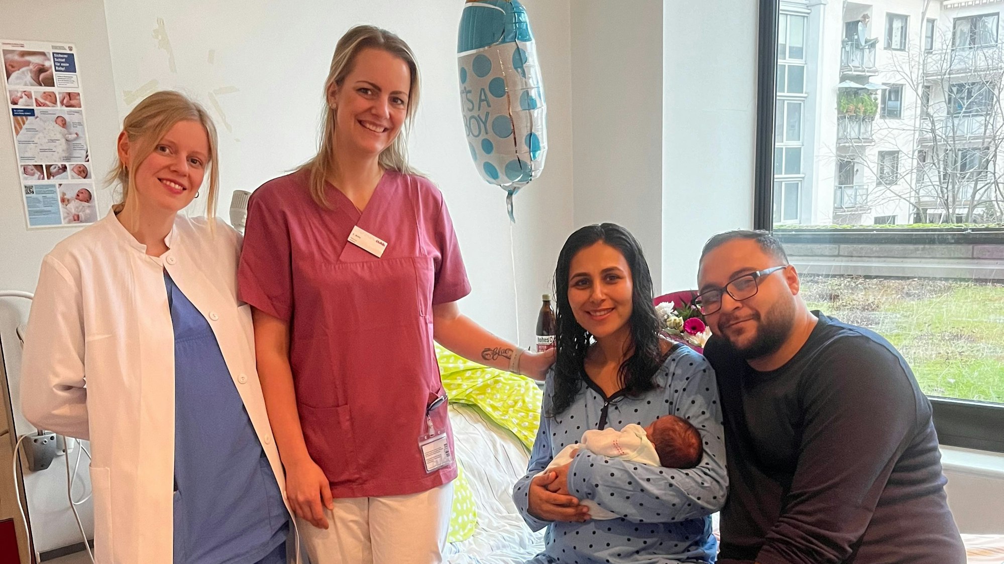 Das Neujahrsbaby 2024 kommt aus dem Evangelischen Krankenhaus in Kalk: Issa und seine Eltern werden von Ärztin Katrin Riehl, Hebamme Jennifer Bolz und dem gesamten Team der Geburtshilfe liebevoll versorgt.