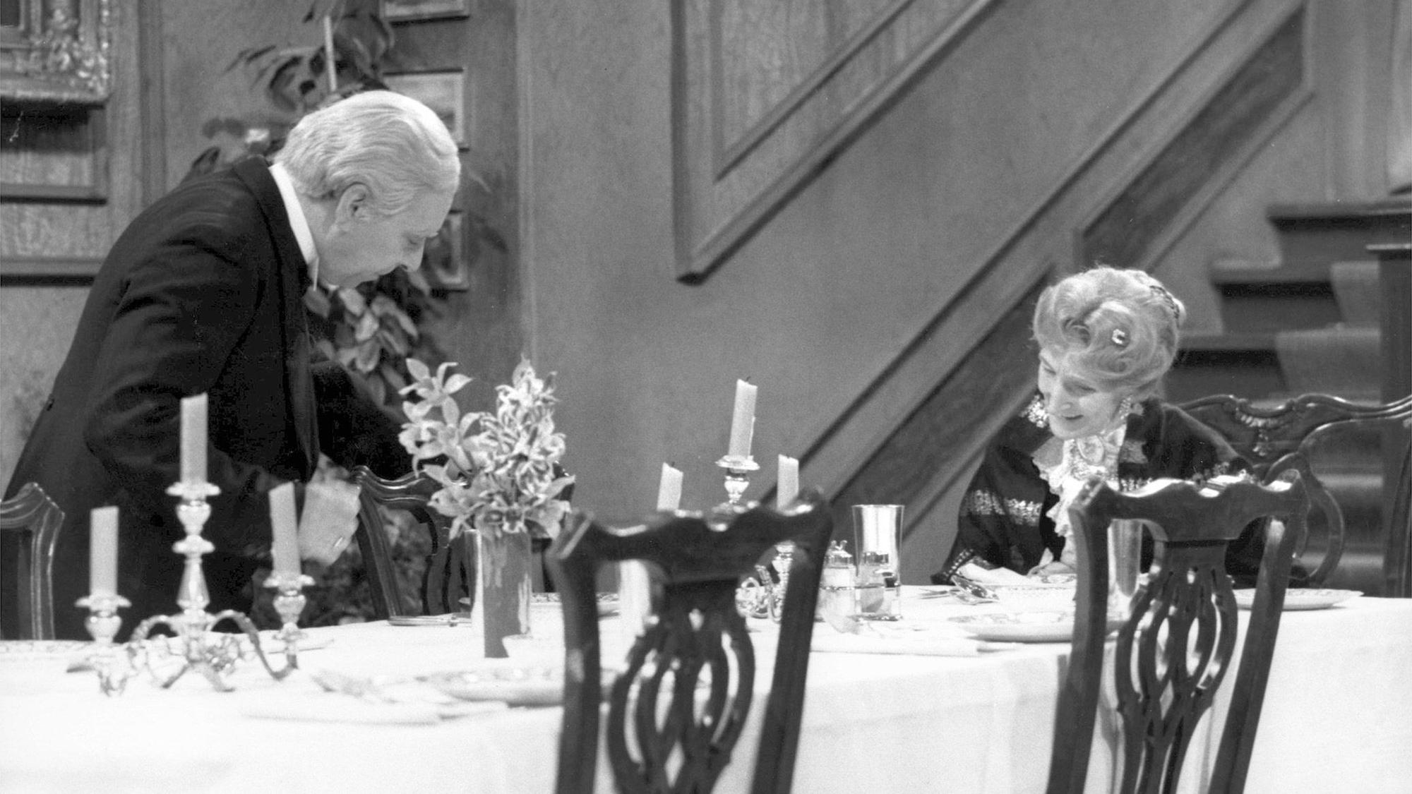 Freddie Frinton als Diener James und May Warden als Miss Sophie in einer Szene von „Dinner for One“. Die Sendung ist 60 Jahre alt geworden und noch immer beliebt.