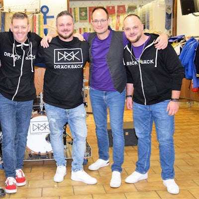 Newcomer sind sie nicht mehr, aber sie klettern die Erfolgsleiter stetig nach oben und präsentieren in Kürze ihr erstes Album „Danz Debut“ - die Dräcksäck. Jetzt haben die Musiker, die vor einem Schlagzeug stehen, ihr erstes Album eingespielt.