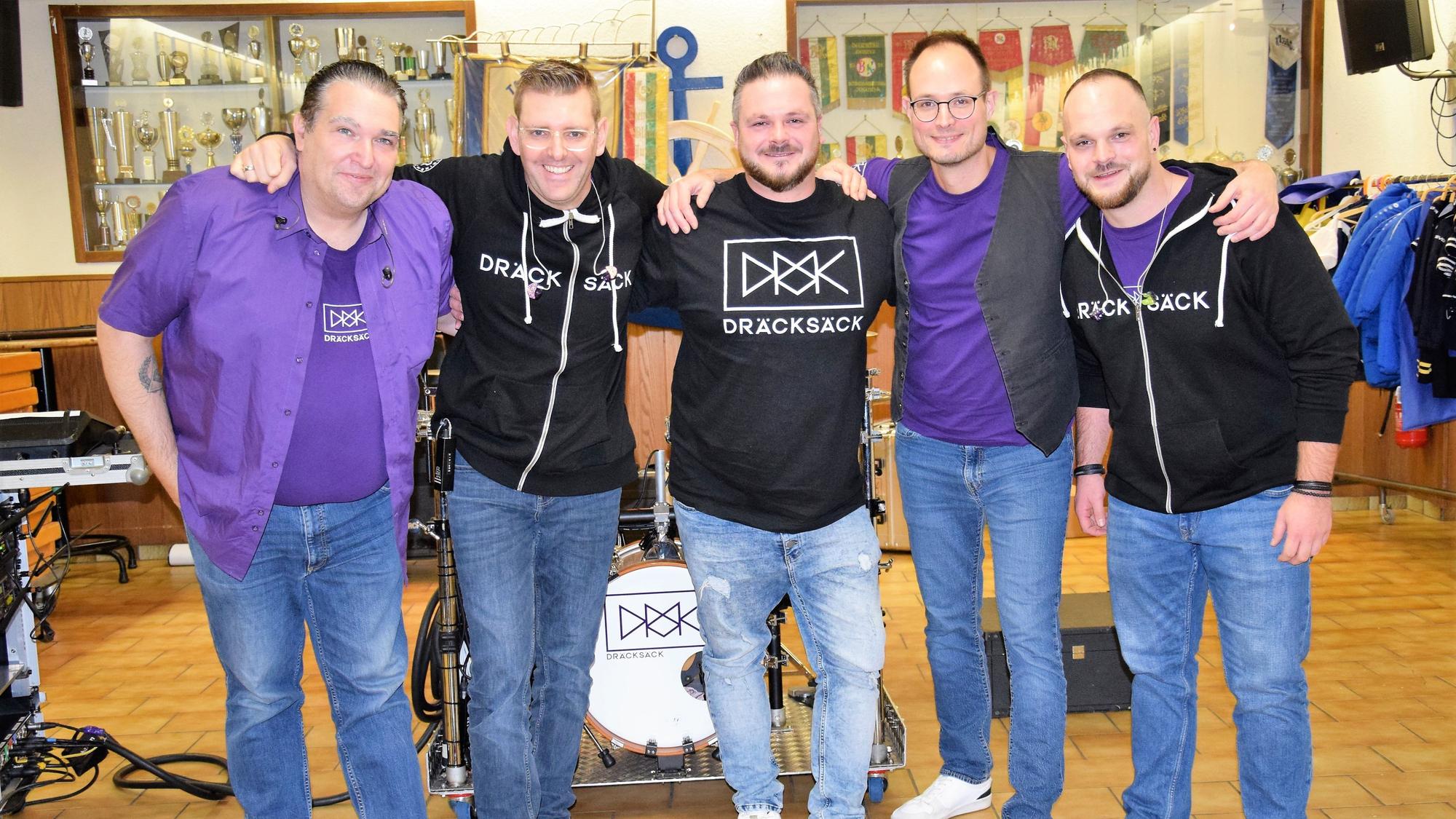 Newcomer sind sie nicht mehr, aber sie klettern die Erfolgsleiter stetig nach oben und präsentieren in Kürze ihr erstes Album „Danz Debut“ - die Dräcksäck. Jetzt haben die Musiker, die vor einem Schlagzeug stehen, ihr erstes Album eingespielt.