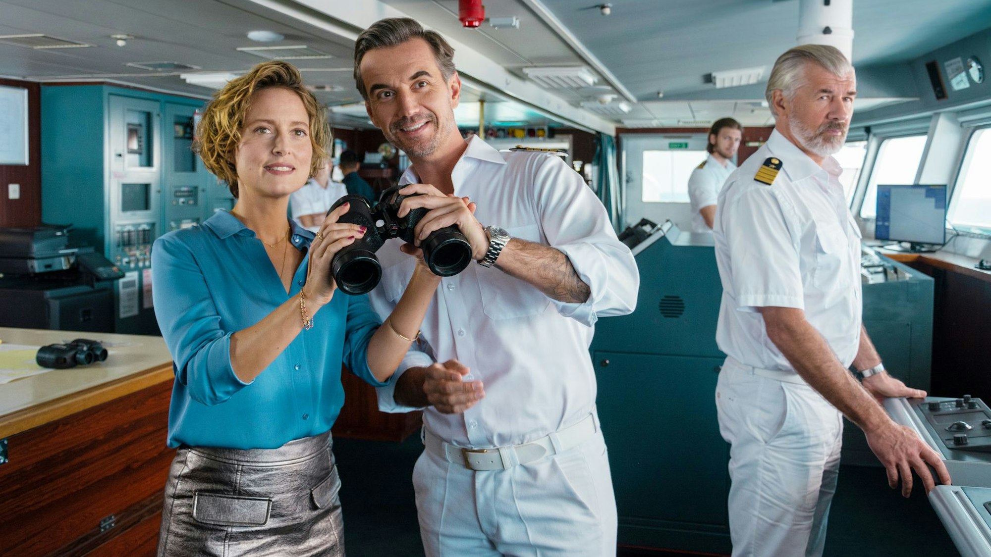 Für die Reise nach Nusantara bringt Kapitän Max Parger (Florian Silbereisen, M.) zur Überraschung seines Staff-Kapitäns Martin Grimm (Daniel Morgenroth, r.) Veronika Bruckner (Wanda Perdelwitz) mit an Bord.