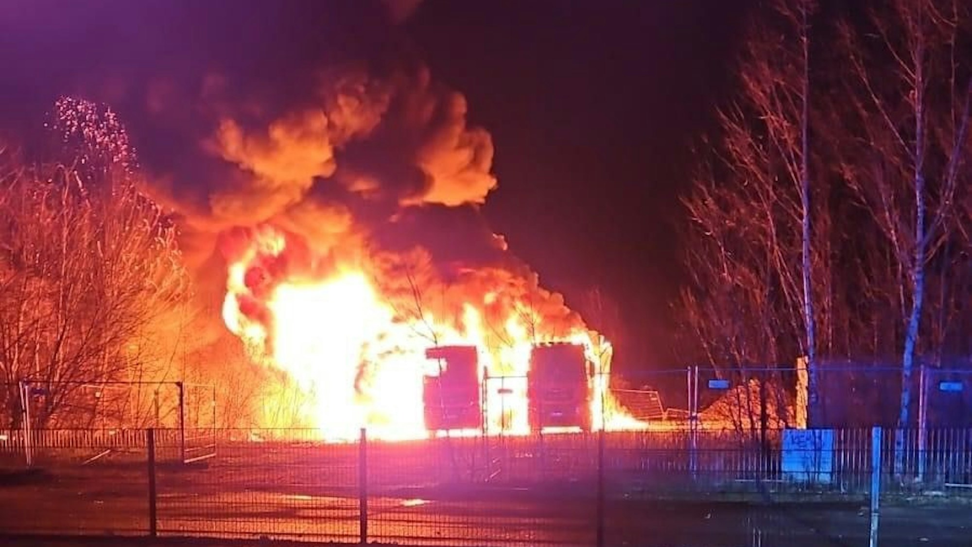 Zwei Lkw brennen lichterloh.