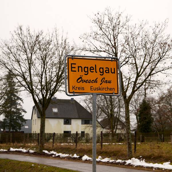 Das gelbe Schild am Ortseingang von Engelgau trägt in dieser Fotomontage neben dem Ortsnamen oben und dem Schriftzug Kreis Euskirchen unten auch den nun erlaubten Zusatz auf Eifeler Platt in der Mitte: Övesch Jau.