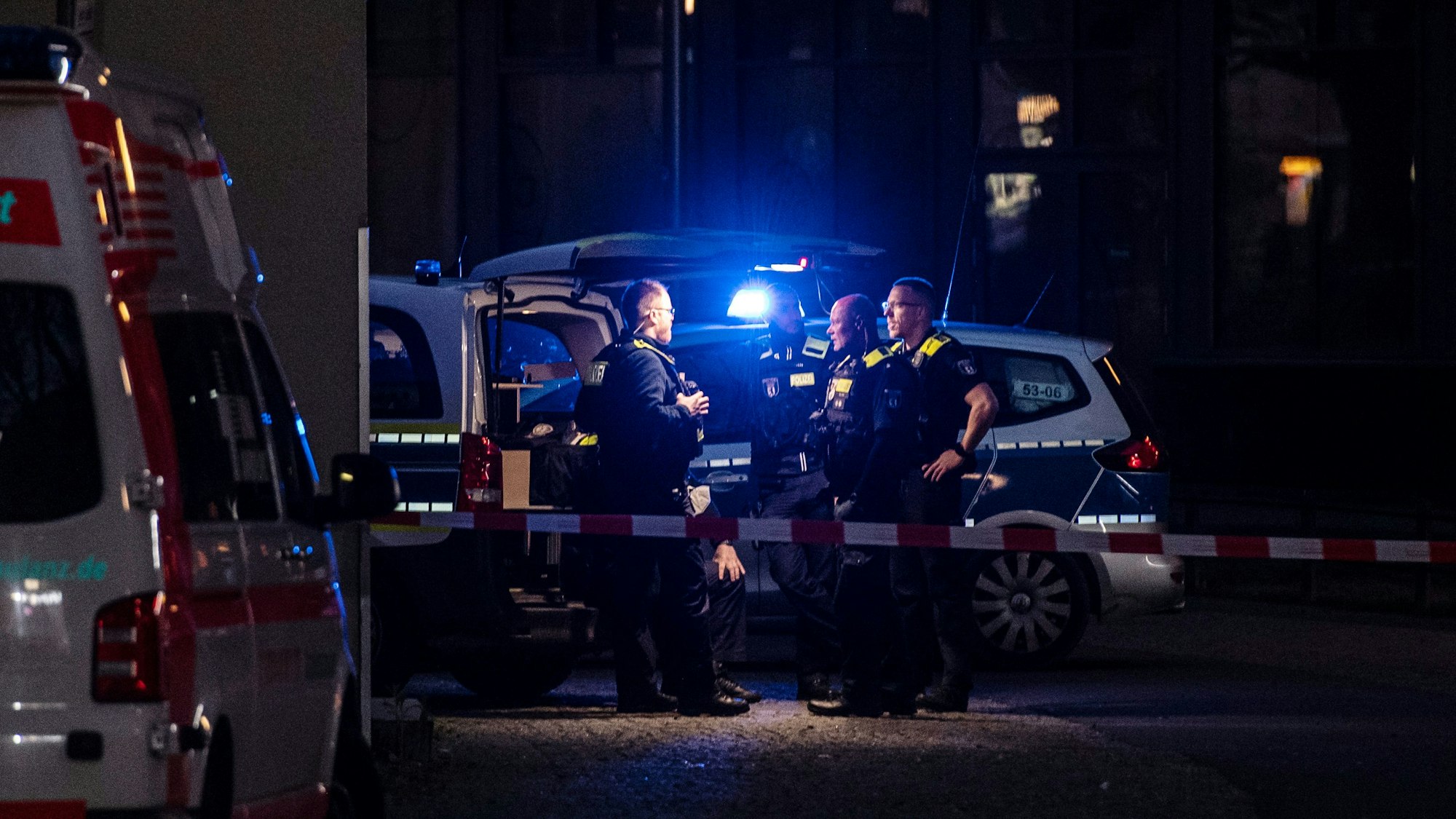 Ein Mann hatte Gegenstände aus dem Fenster einer Wohnung geworfen und der angerückten Polizei gesagt, dass er eine Schusswaffe habe.