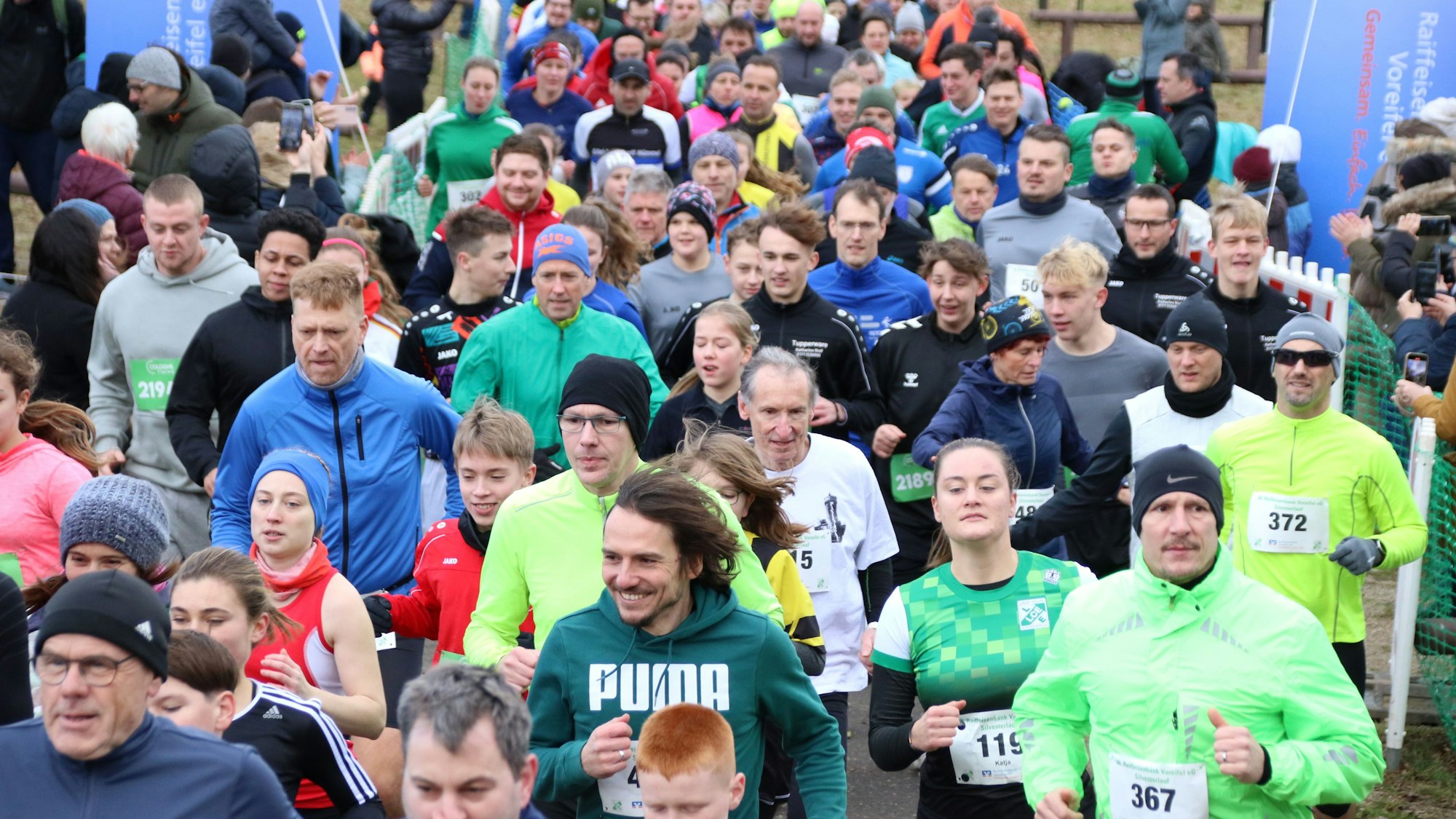 Beim Jedermannlauf 2023 gingen viele Läufer an den Start. Einige tragen der Jahreszeit entsprechend Mütze.