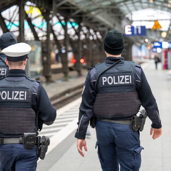 Polizeibeamte patrouillieren auf Gleis 1 im Hauptbahnhof