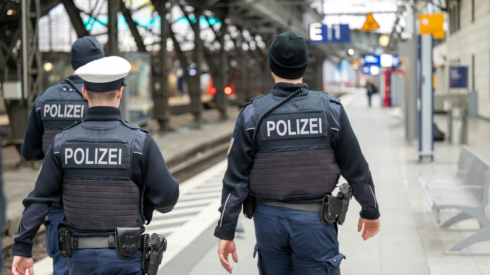 Polizeibeamte der Bundespolizei patrouillieren im Bahnhof. (Symbolbild)