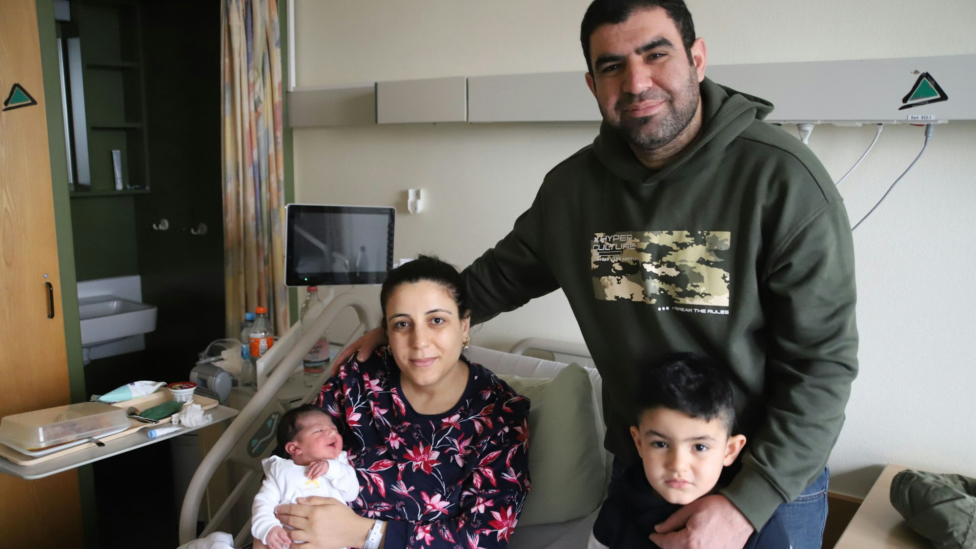 Im Sankt Josef-Krankenhaus ist das erste Neujahrsbaby geboren worden. Mutter Rabia Fiskin hält Arin im Arm, Vater Ümran kam mit Sohn Adar zu Besuch.