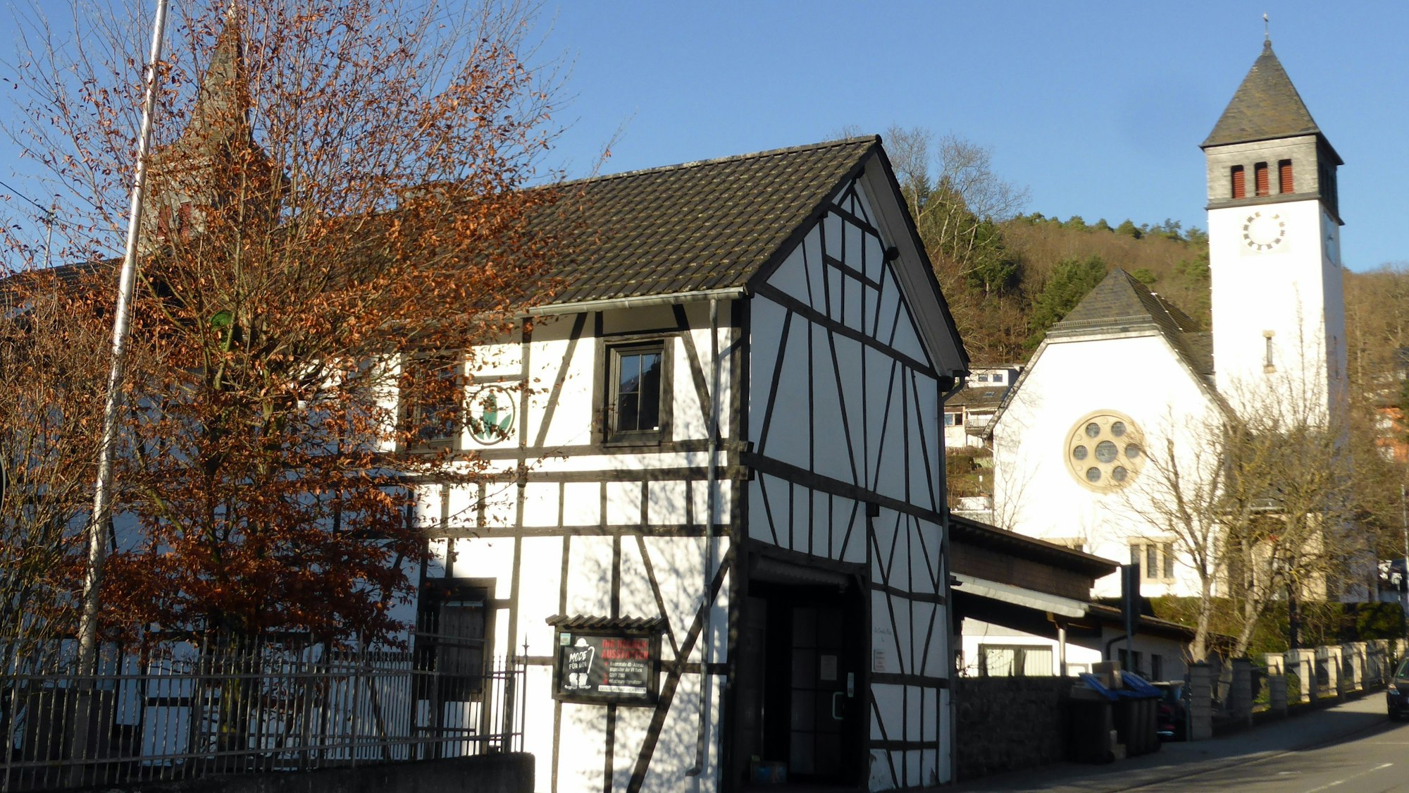 Im Vordergrund ist ein Fachwerkhaus, im Hintergrund die Erlöserkirche zu sehen.