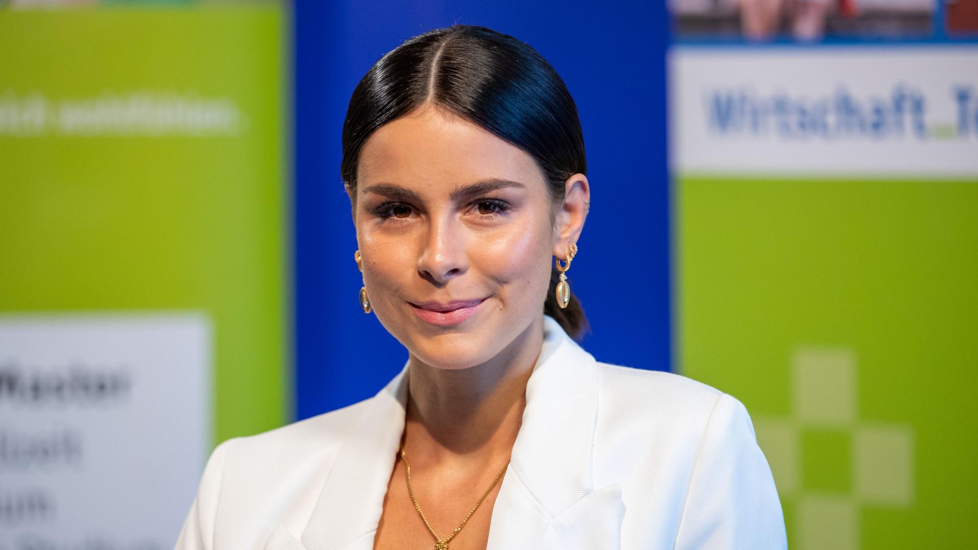 Lena Meyer-Landrut, Musikerin, sitzt in einem Studio der Hochschule Ansbach am Rande eines Interviews.