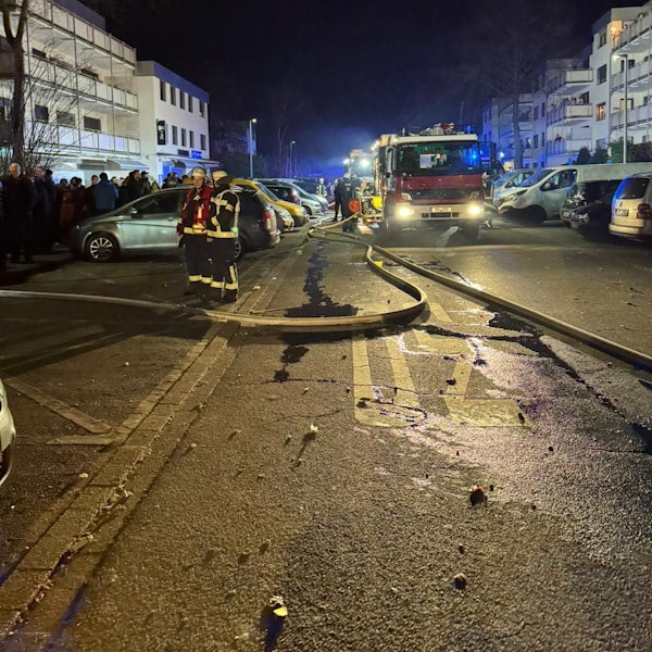 Bei einem Einsatz im Wohnpark Ahe wurden in der Silvesternacht Rettungskräfte mit Böllern beworfen, die Polizei musste sie schützen.