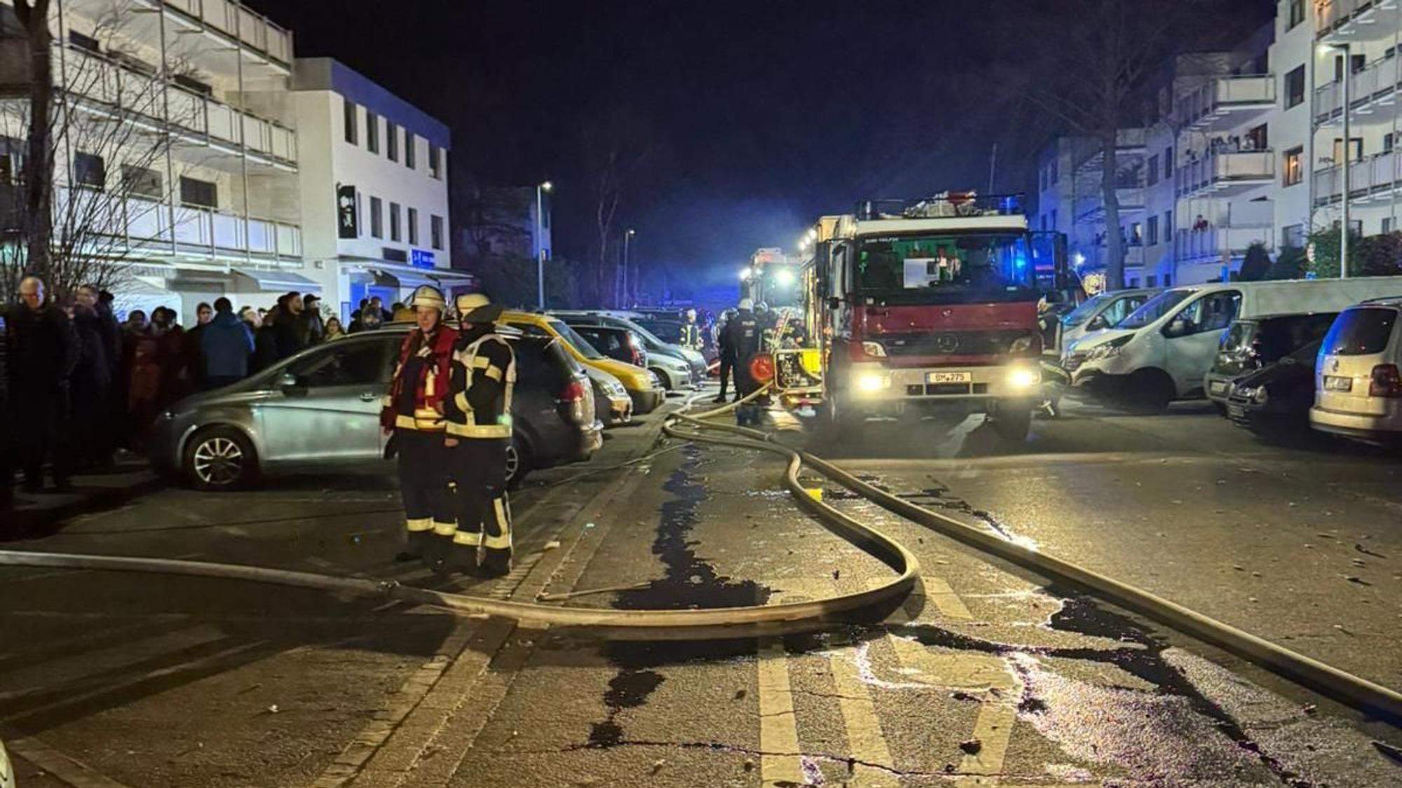Bei einem Einsatz im Wohnpark Ahe wurden in der Silvesternacht Rettungskräfte mit Böllern beworfen, die Polizei musste sie schützen.