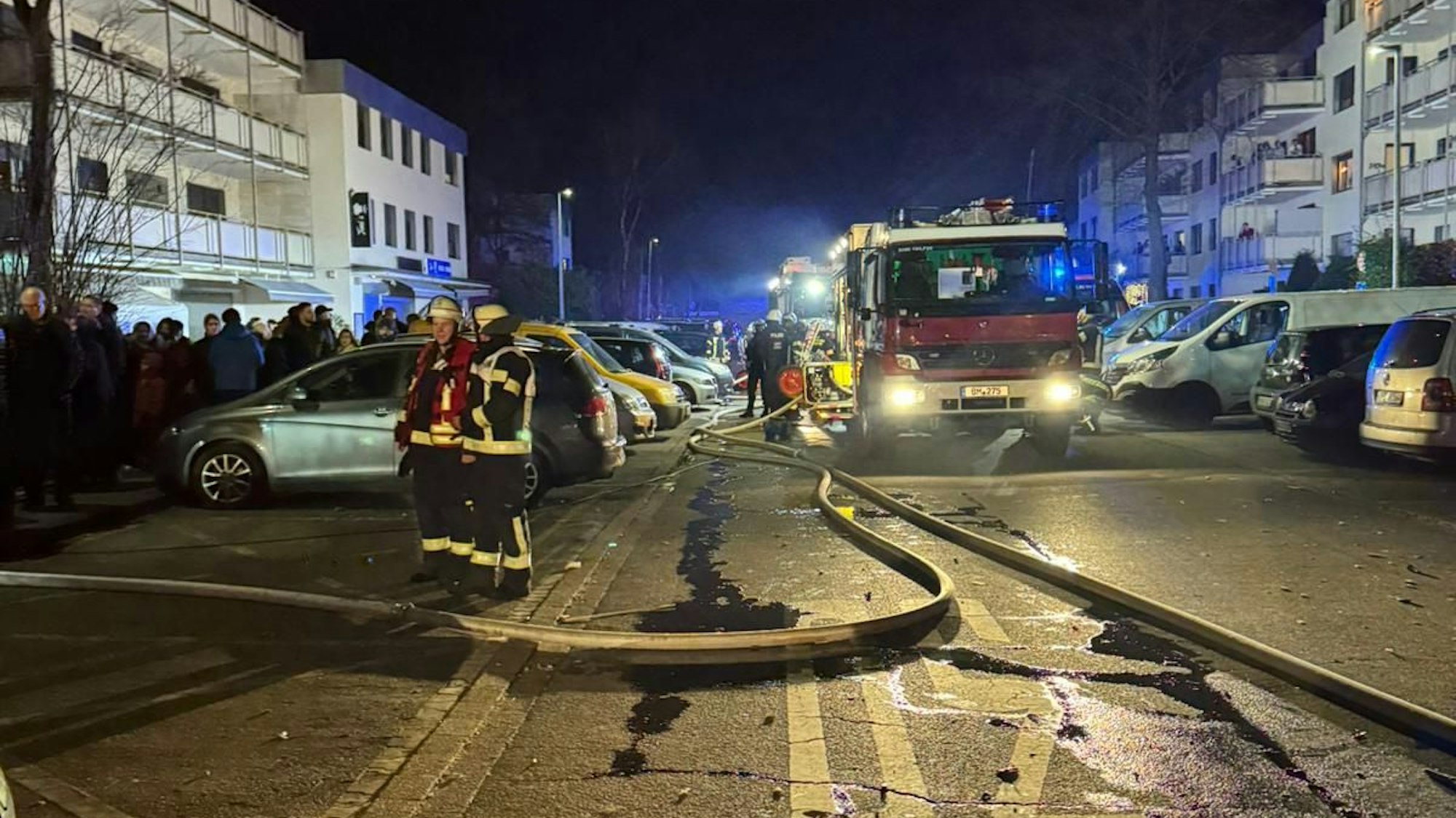 Bei einem Einsatz im Wohnpark Ahe wurden in der Silvesternacht Rettungskräfte mit Böllern beworfen, die Polizei musste sie schützen.